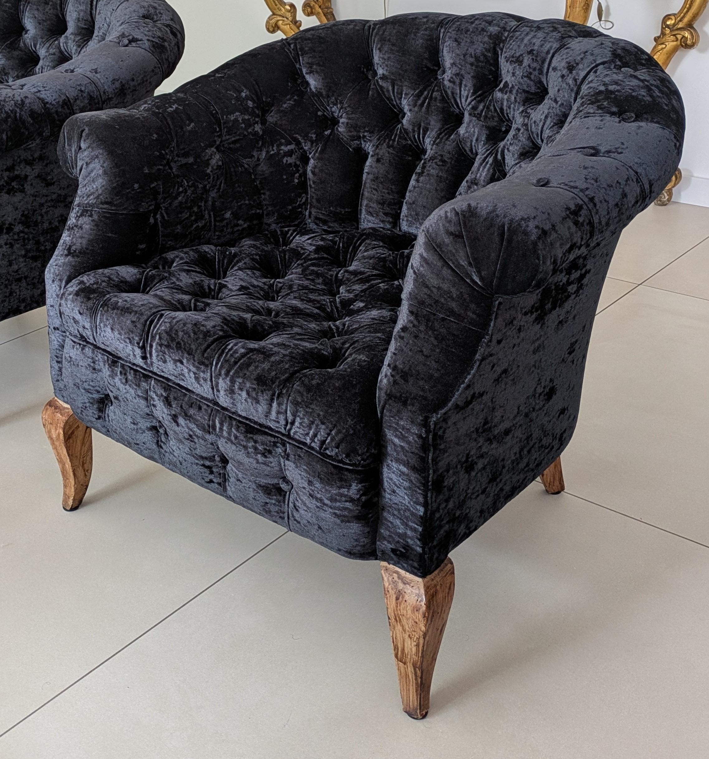 Splendida coppia di poltrone Chesterfield 
Velluto imbottito e Wood 
Restaurata da un tappezziere professionista 
1970
L. 82 x P. 82 x H. 72 cm 
18 chili
1800 euro a coppia 