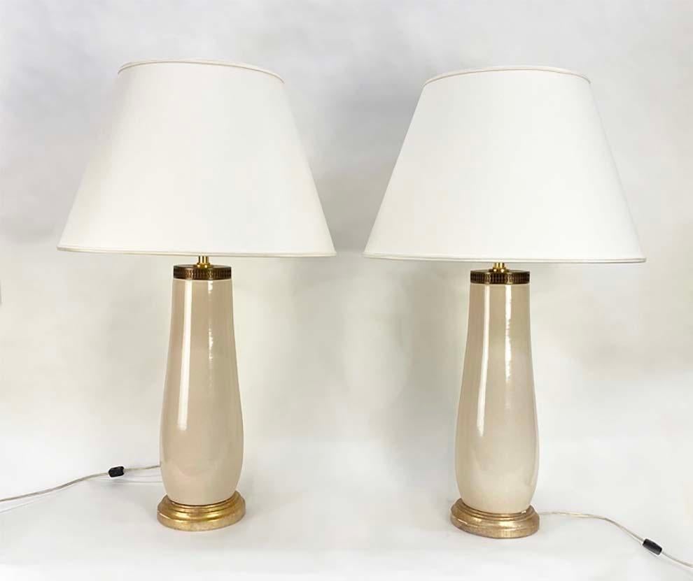 Voici une très belle paire de lampes datant de la fin du 20e siècle ou du début du 21e siècle. Les lampes proviennent de la succession d'un PDG de Fortune 500 qui disposait d'un mobilier haut de gamme. Bien que nous ne connaissions pas le concepteur