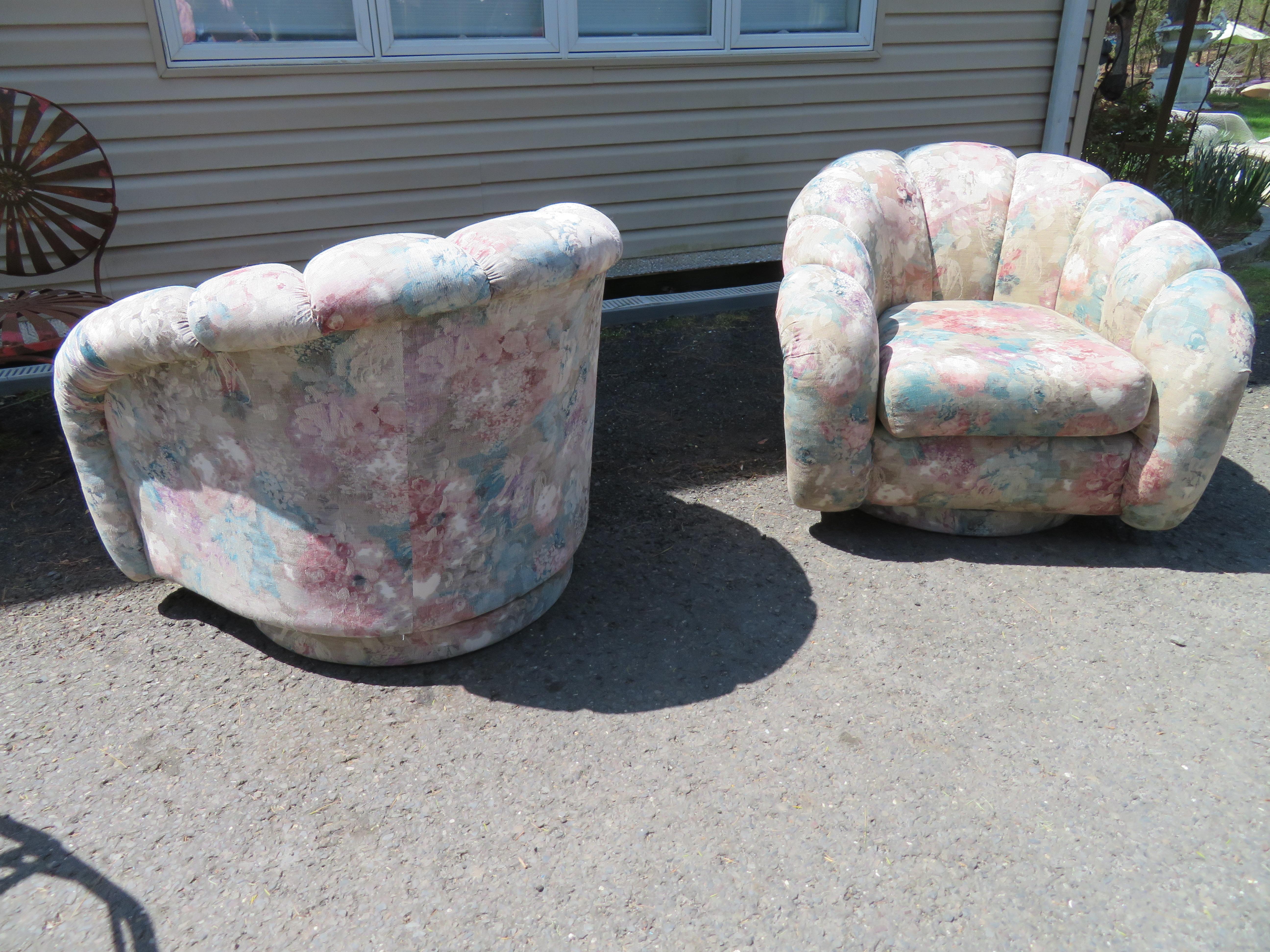 Mid-Century Modern Lovely Pair of Directional Croissant Swivel Lounge Chair Mid-Century For Sale