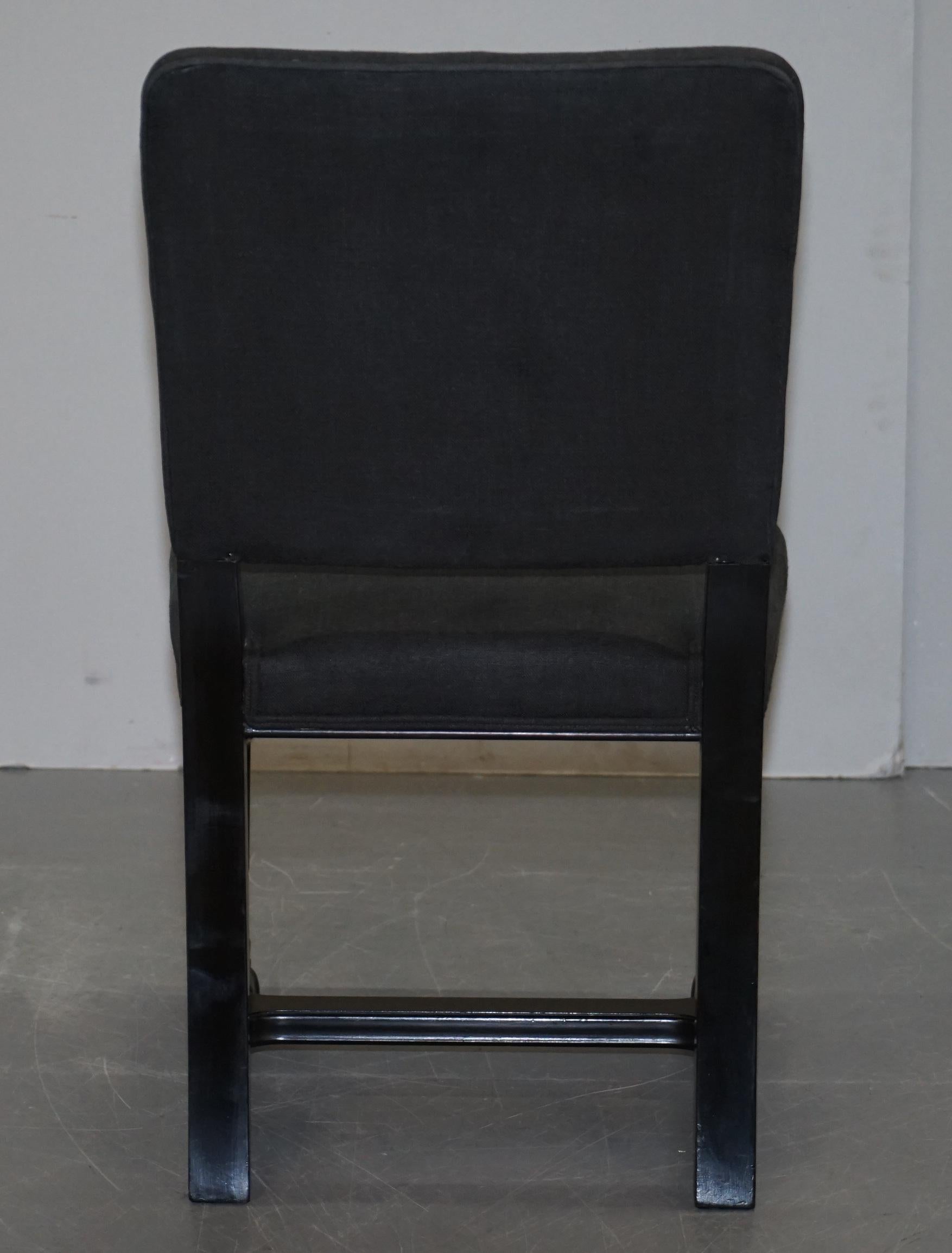Jolie paire de chaises d'appoint Eichholtz avec cadres ébénisés et tissu d'ameublement en lin gris en vente 4