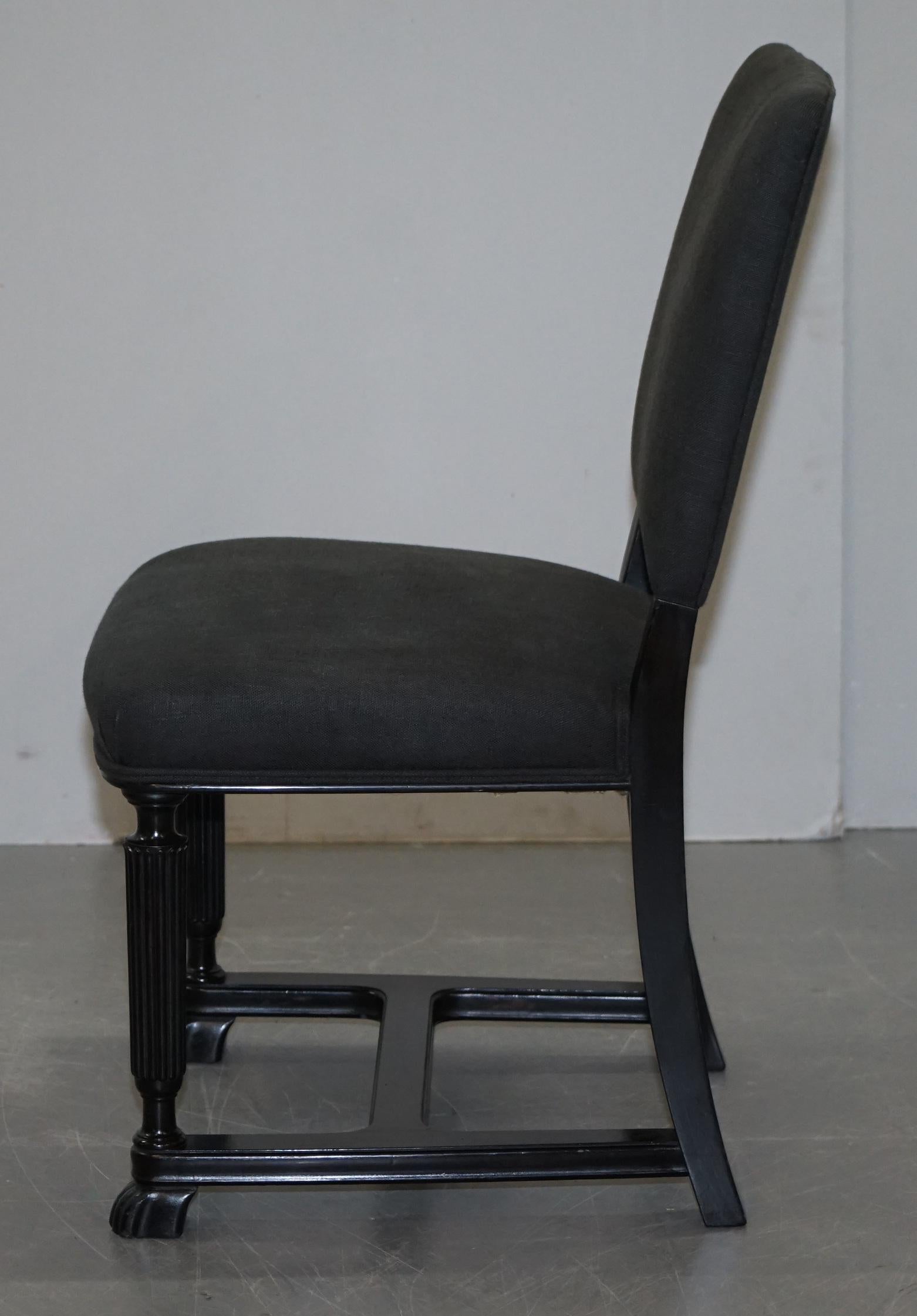 Jolie paire de chaises d'appoint Eichholtz avec cadres ébénisés et tissu d'ameublement en lin gris en vente 5