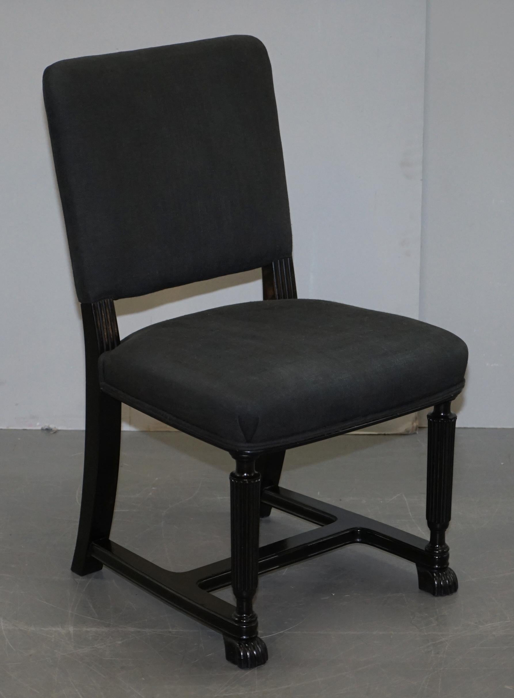 Jolie paire de chaises d'appoint Eichholtz avec cadres ébénisés et tissu d'ameublement en lin gris en vente 7
