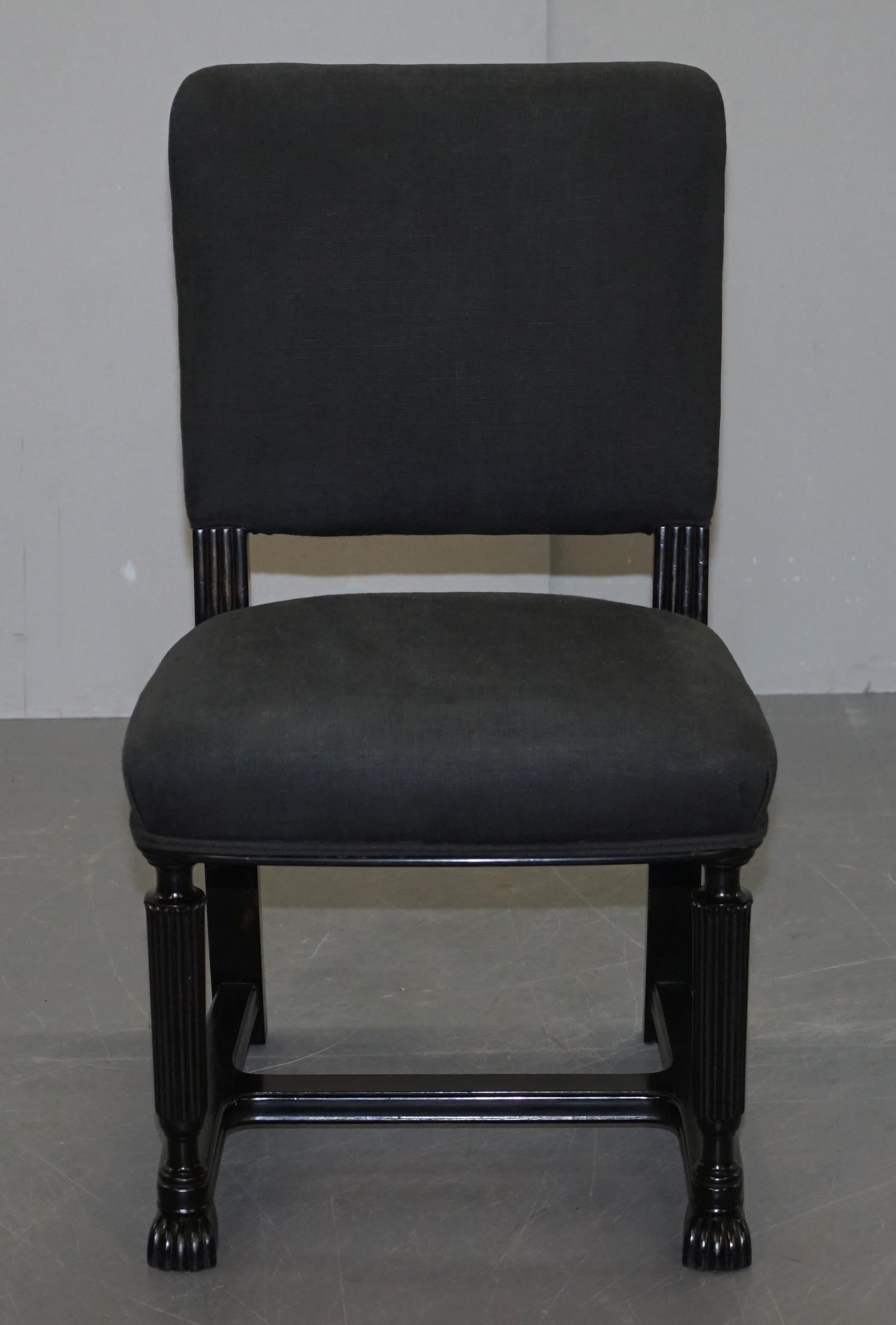 Jolie paire de chaises d'appoint Eichholtz avec cadres ébénisés et tissu d'ameublement en lin gris en vente 8