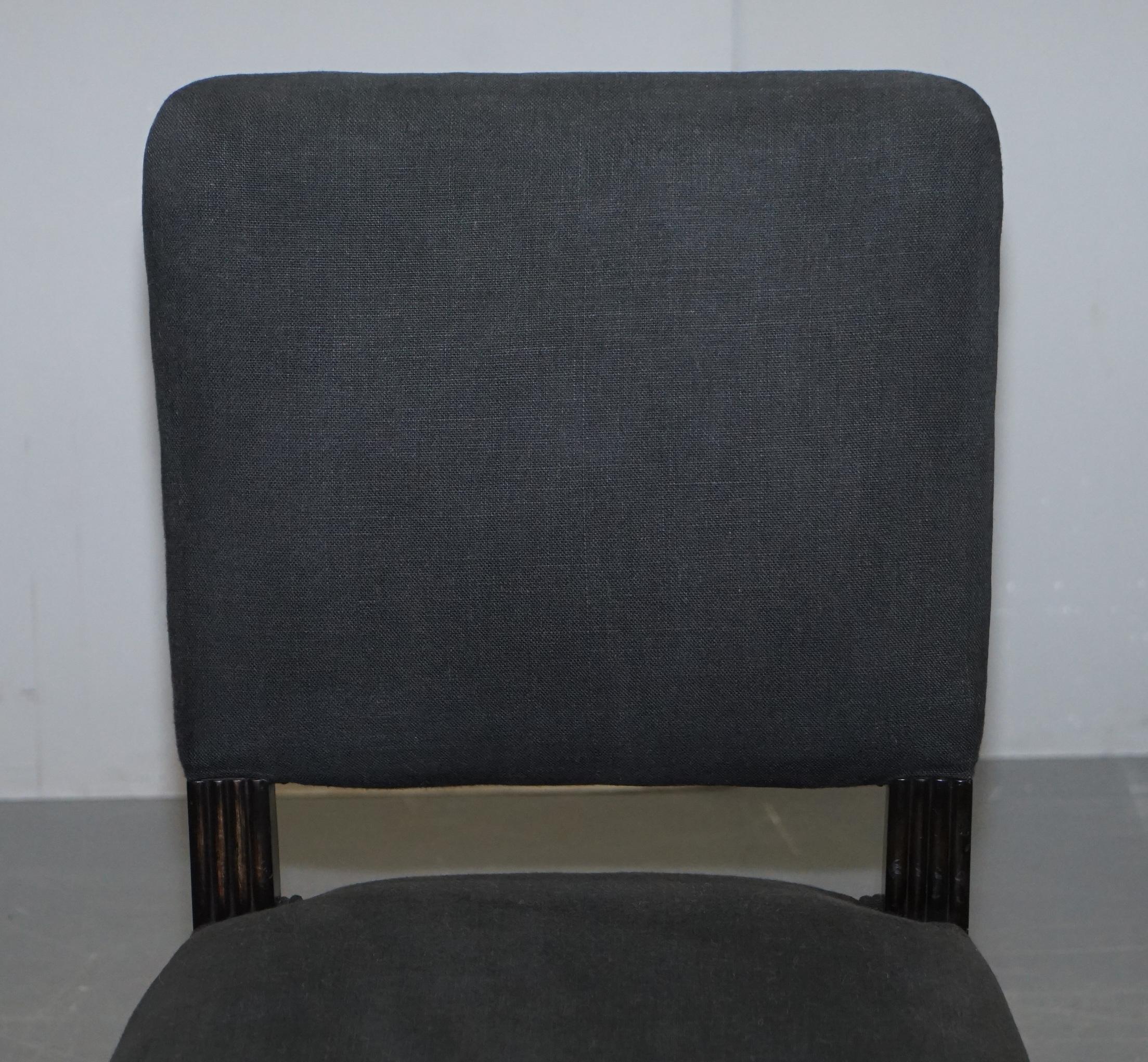 Jolie paire de chaises d'appoint Eichholtz avec cadres ébénisés et tissu d'ameublement en lin gris en vente 9
