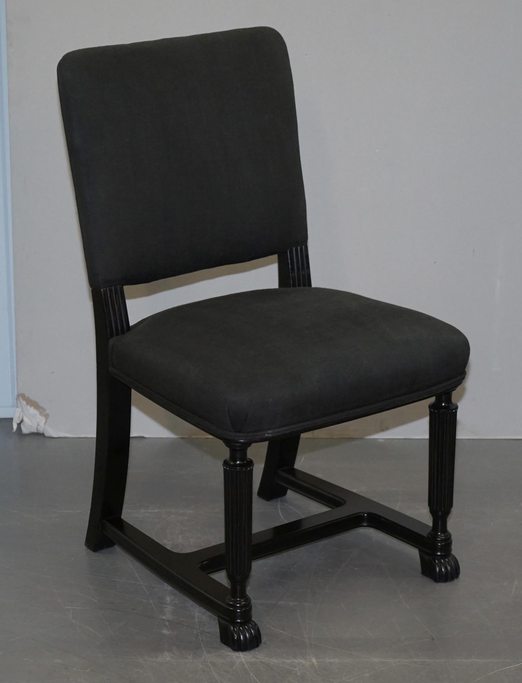 Nous avons le plaisir de vous proposer à la vente cette belle paire de chaises d'appoint Eichholtz avec des cadres ébénisés et une tapisserie en lin gris

Il s'agit d'une paire de chaises très bien faites, le design est basé sur le style Regency