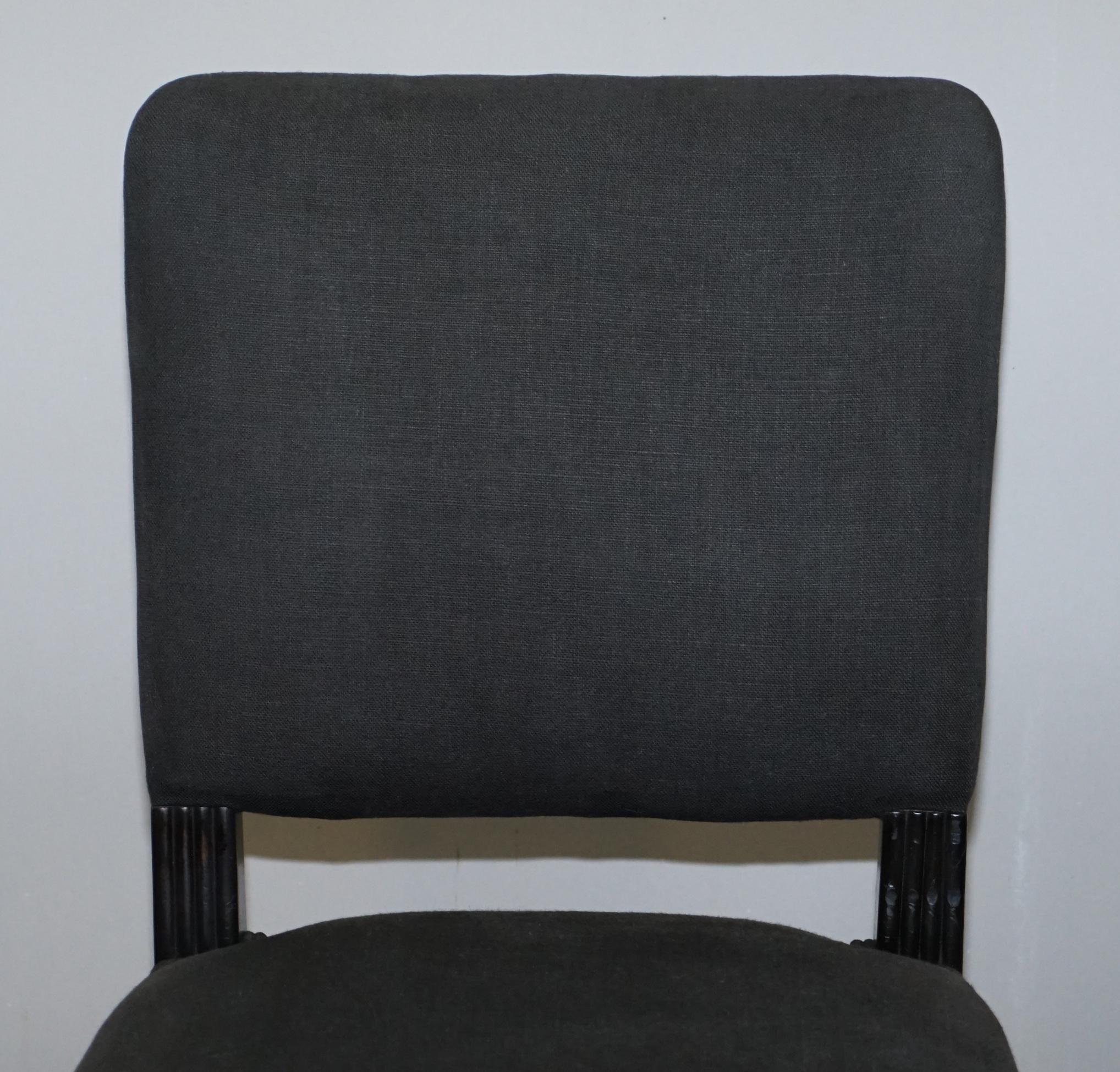 Néerlandais Jolie paire de chaises d'appoint Eichholtz avec cadres ébénisés et tissu d'ameublement en lin gris en vente