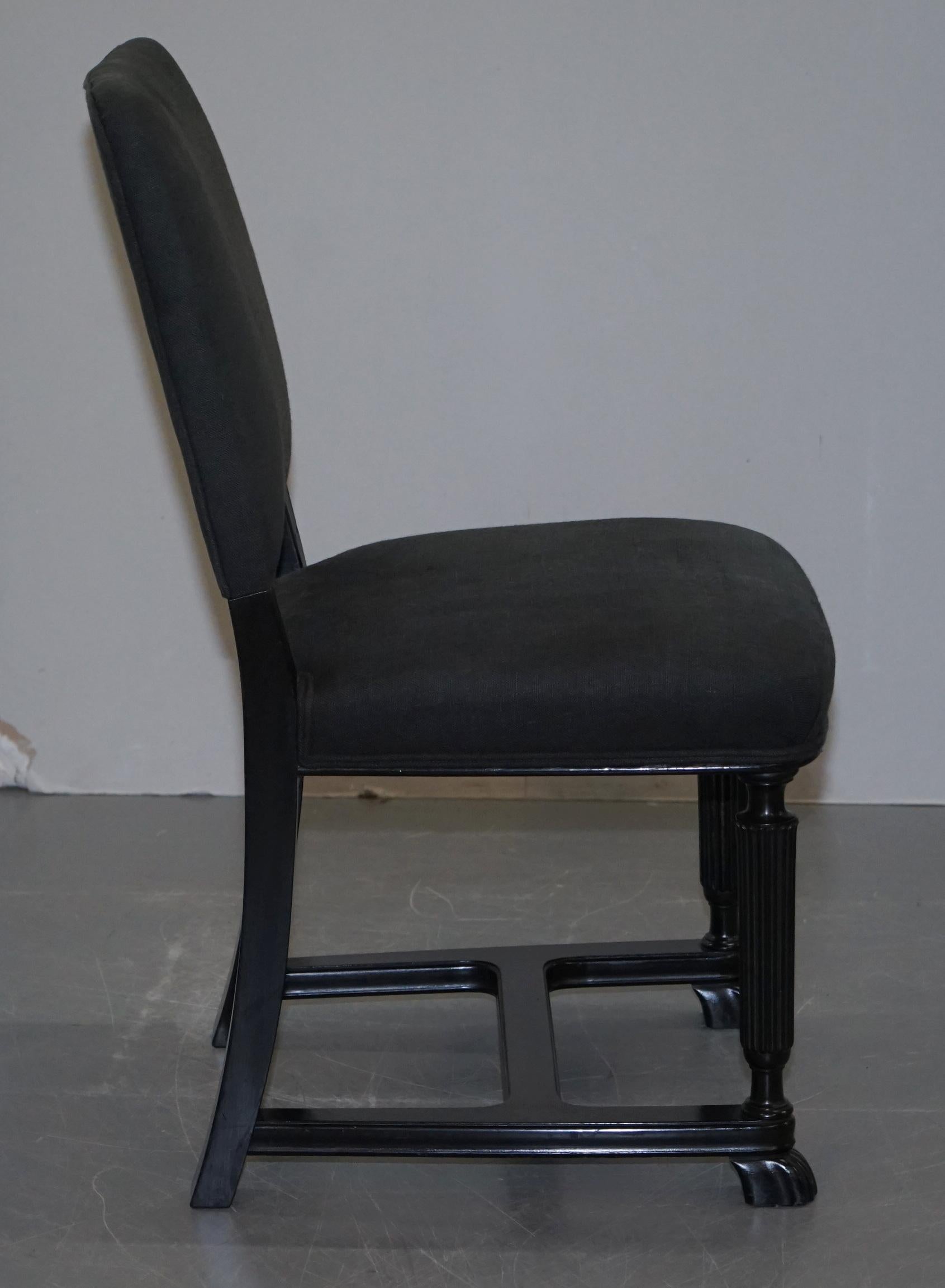 Jolie paire de chaises d'appoint Eichholtz avec cadres ébénisés et tissu d'ameublement en lin gris en vente 2