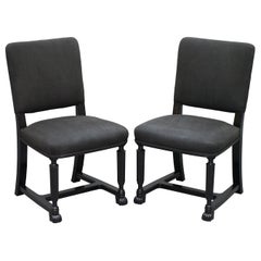 Jolie paire de chaises d'appoint Eichholtz avec cadres ébénisés et tissu d'ameublement en lin gris
