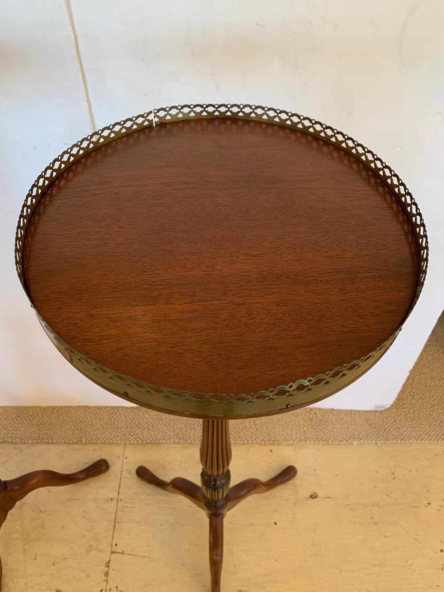 Lovely Pair of English Antique Round Mahogany Plant Stands In Good Condition In Hopewell, NJ