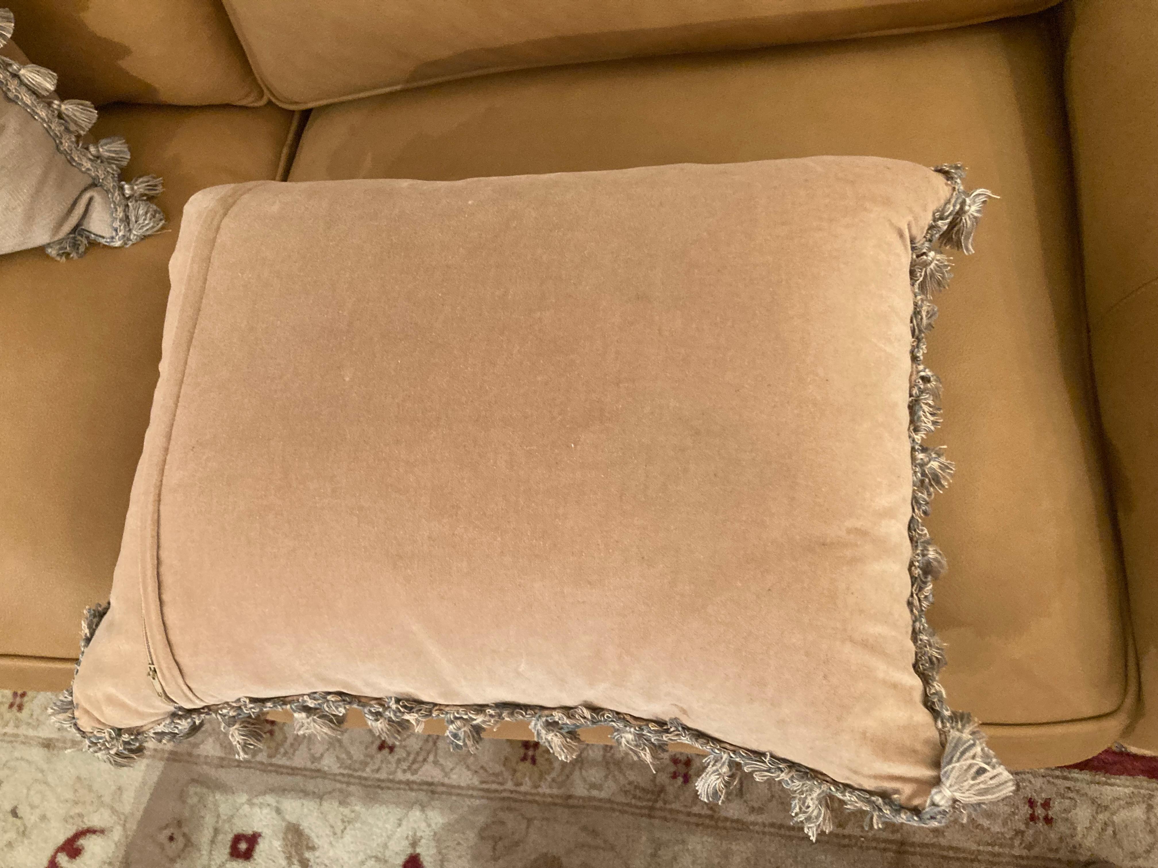 Bella coppia di cuscini floreali a punta d'ago e in velluto in vendita 4