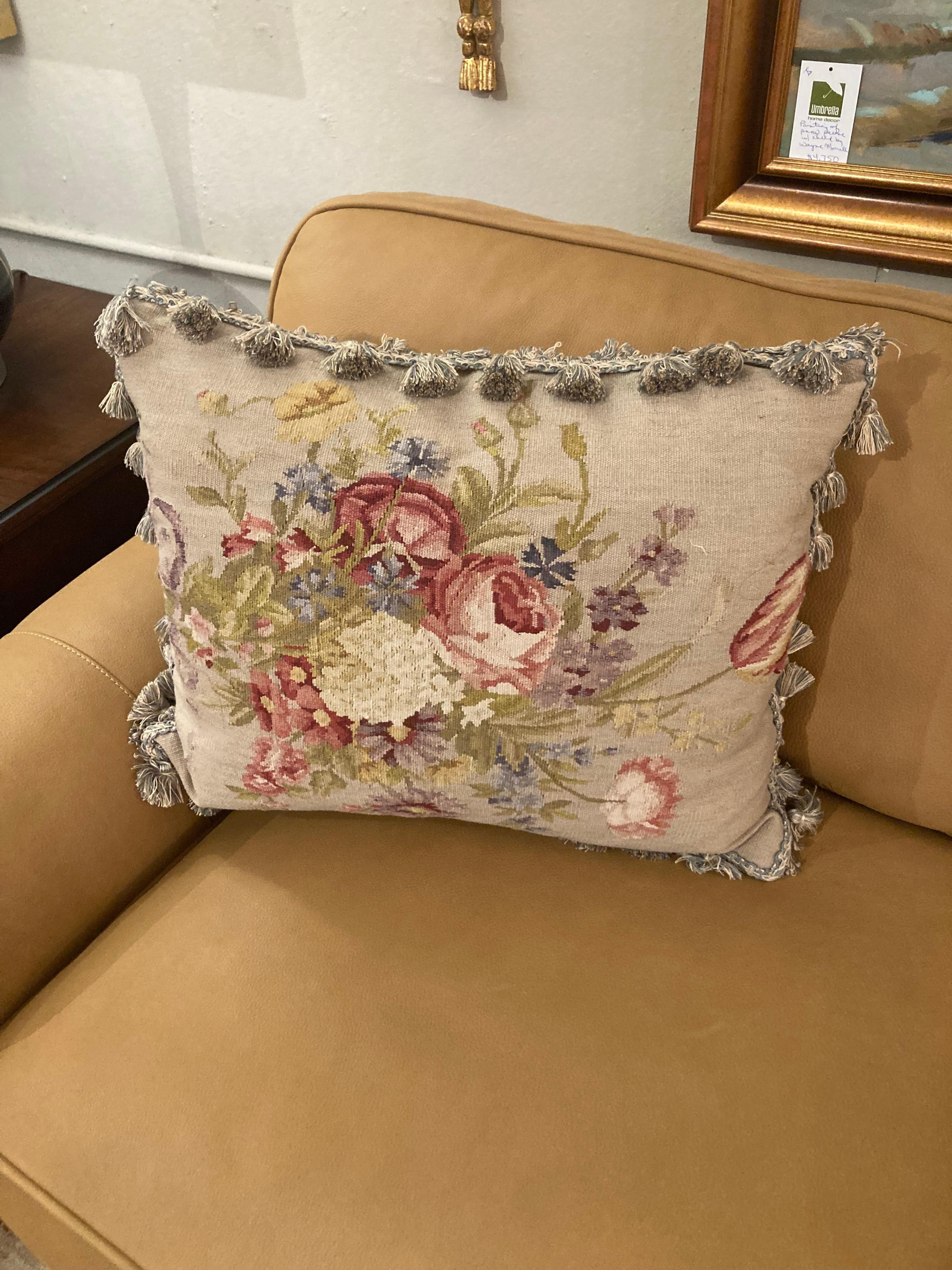 Punto croce Bella coppia di cuscini floreali a punta d'ago e in velluto in vendita