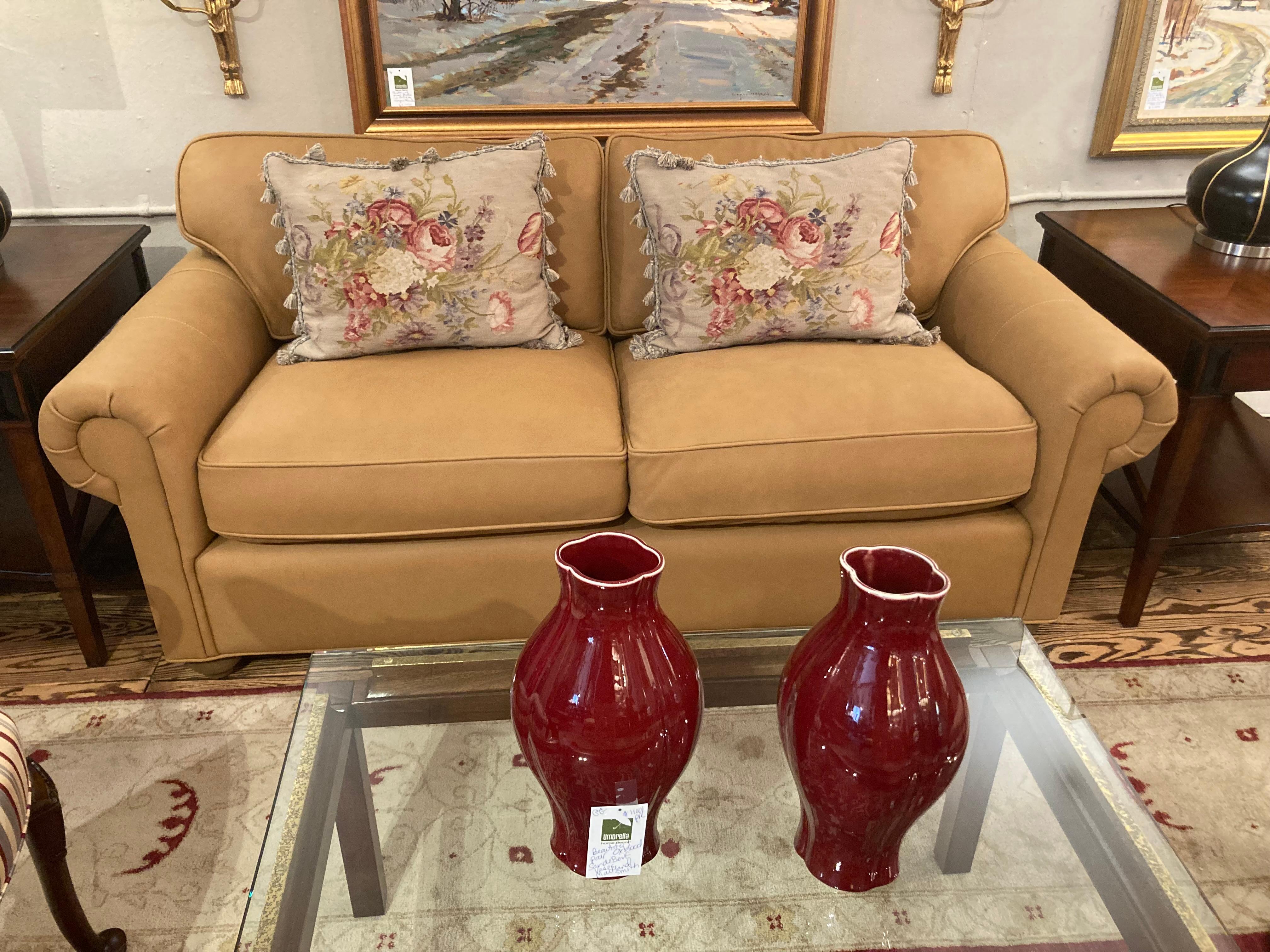 Lana Bella coppia di cuscini floreali a punta d'ago e in velluto in vendita