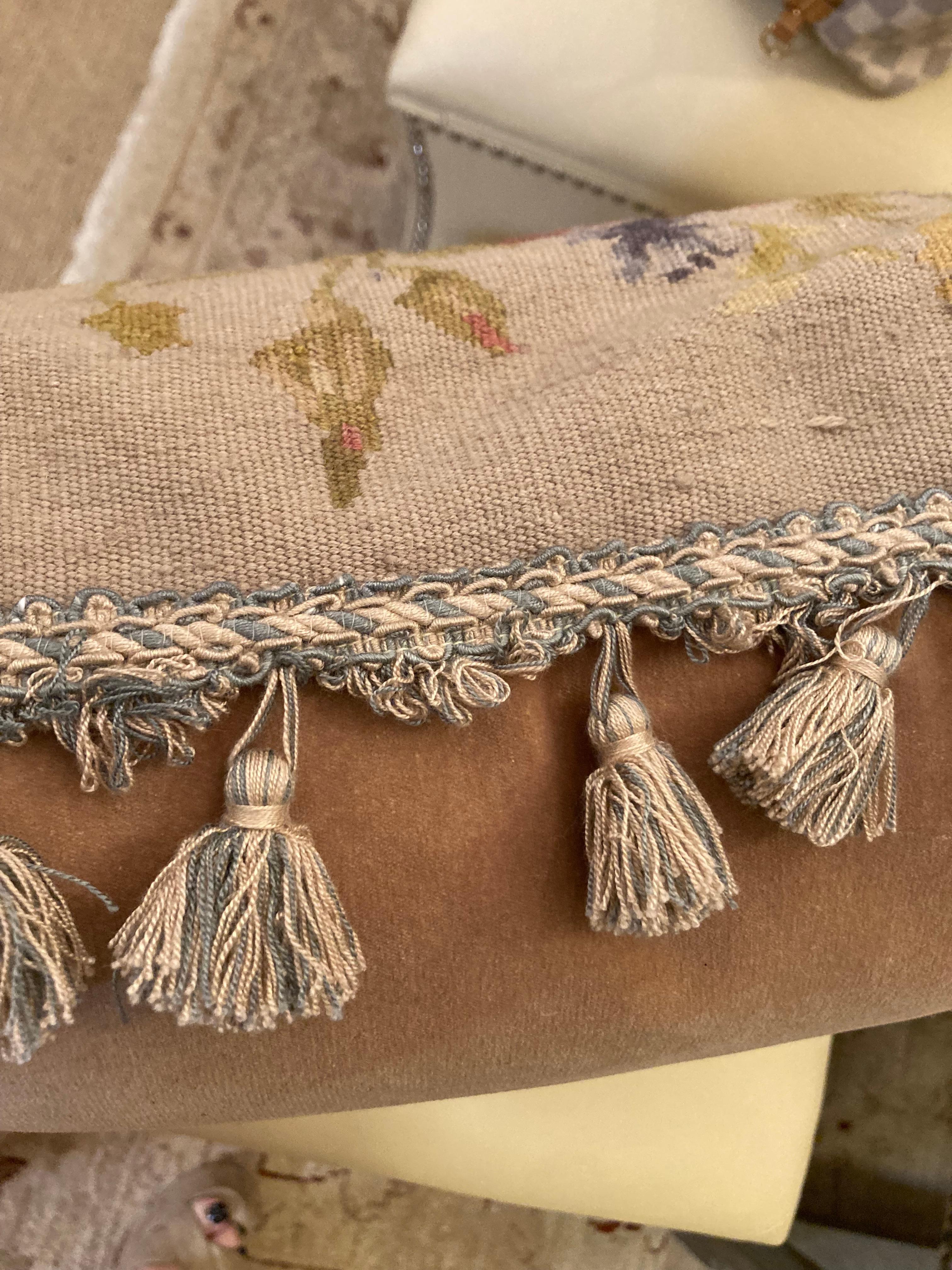 Bella coppia di cuscini floreali a punta d'ago e in velluto in vendita 1