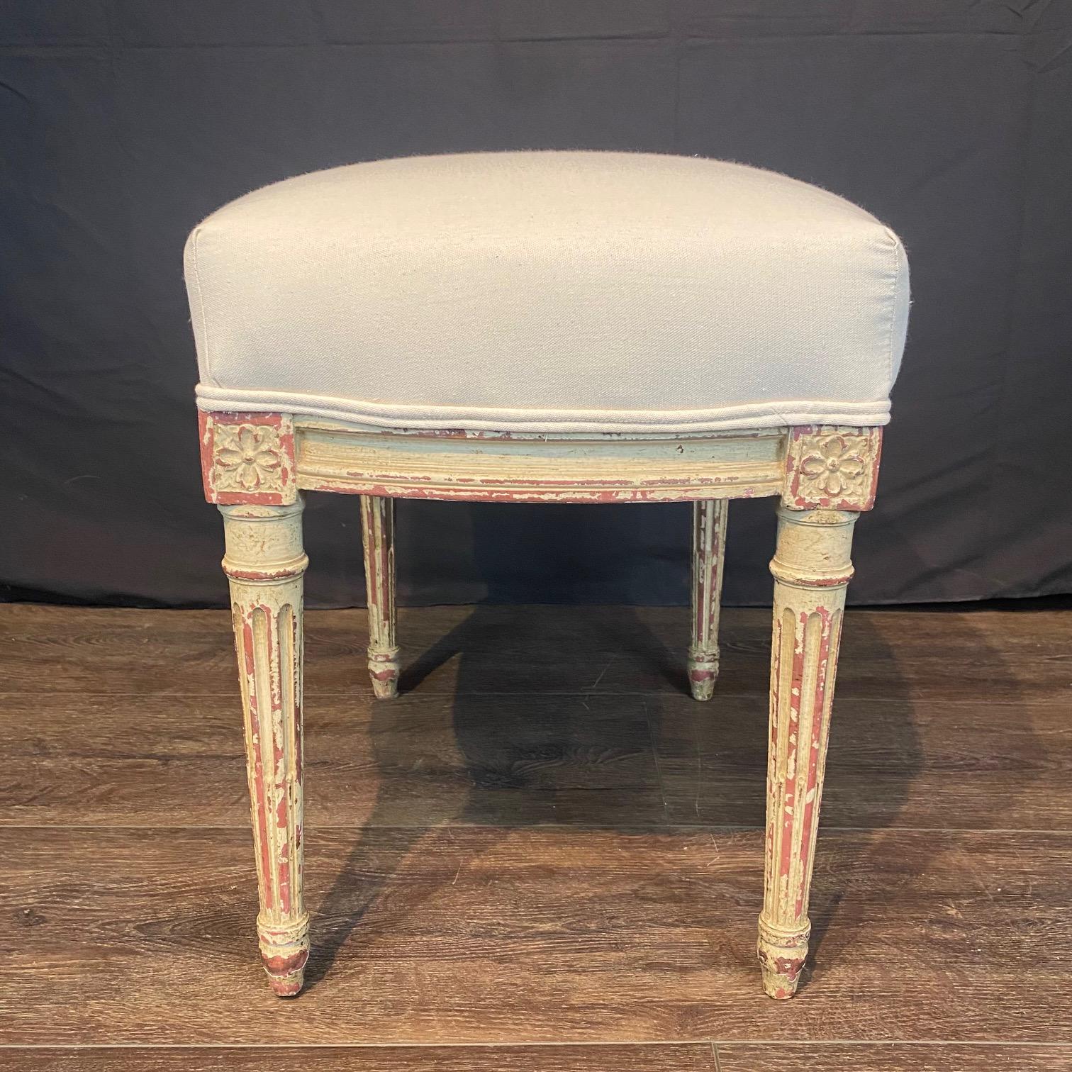 Français Charmante paire d'ottomans en bois peint de style Louis XV avec nouvelle tapisserie en vente