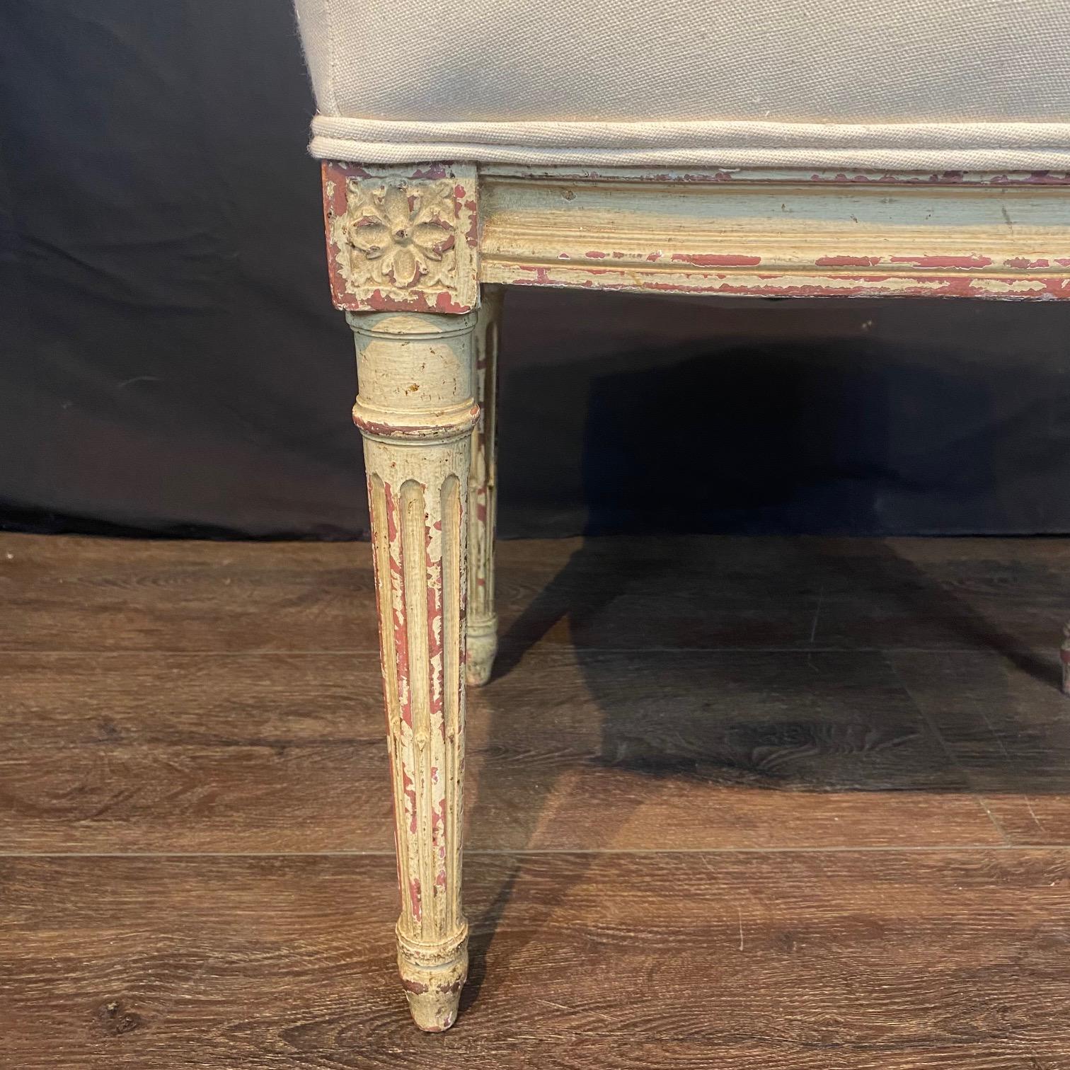 XIXe siècle Charmante paire d'ottomans en bois peint de style Louis XV avec nouvelle tapisserie en vente