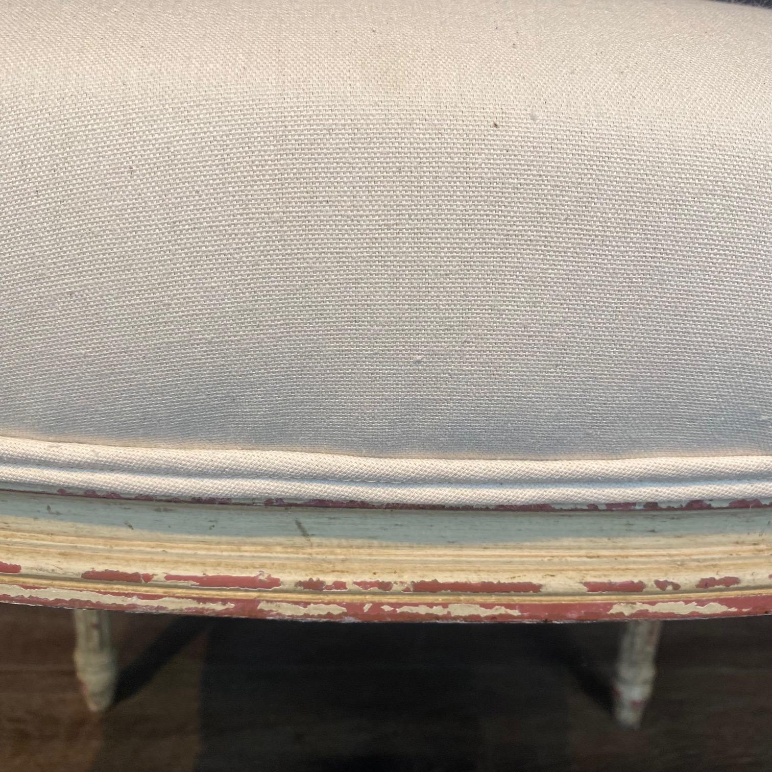 Tissu d'ameublement Charmante paire d'ottomans en bois peint de style Louis XV avec nouvelle tapisserie en vente