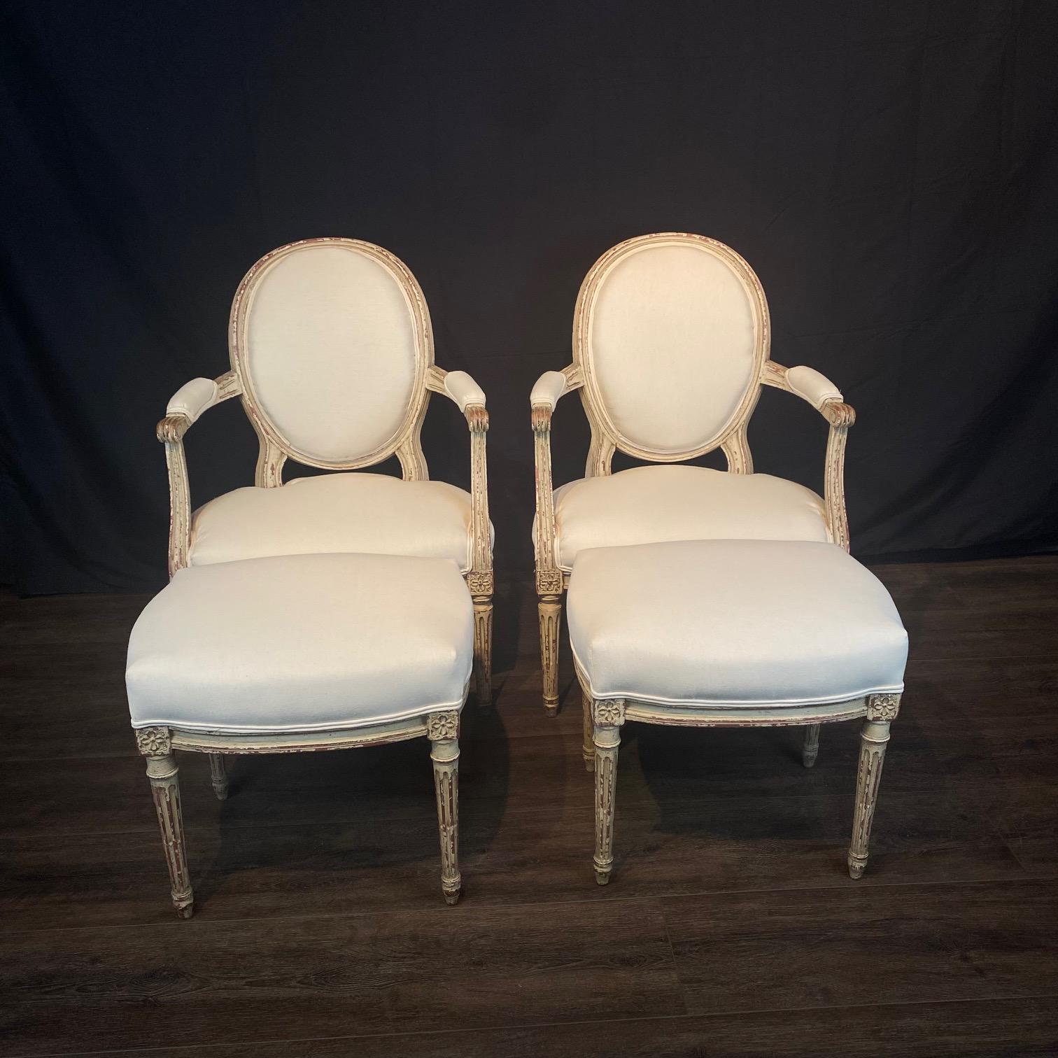 Charmante paire d'ottomans en bois peint de style Louis XV avec nouvelle tapisserie en vente 3