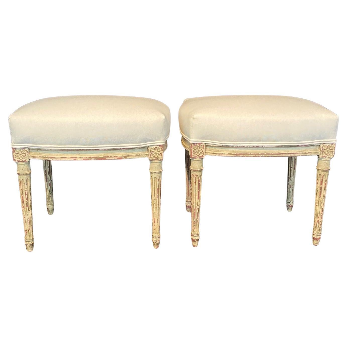 Charmante paire d'ottomans en bois peint de style Louis XV avec nouvelle tapisserie en vente