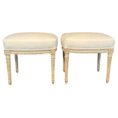 Charmante paire d'ottomans en bois peint de style Louis XV avec nouvelle tapisserie