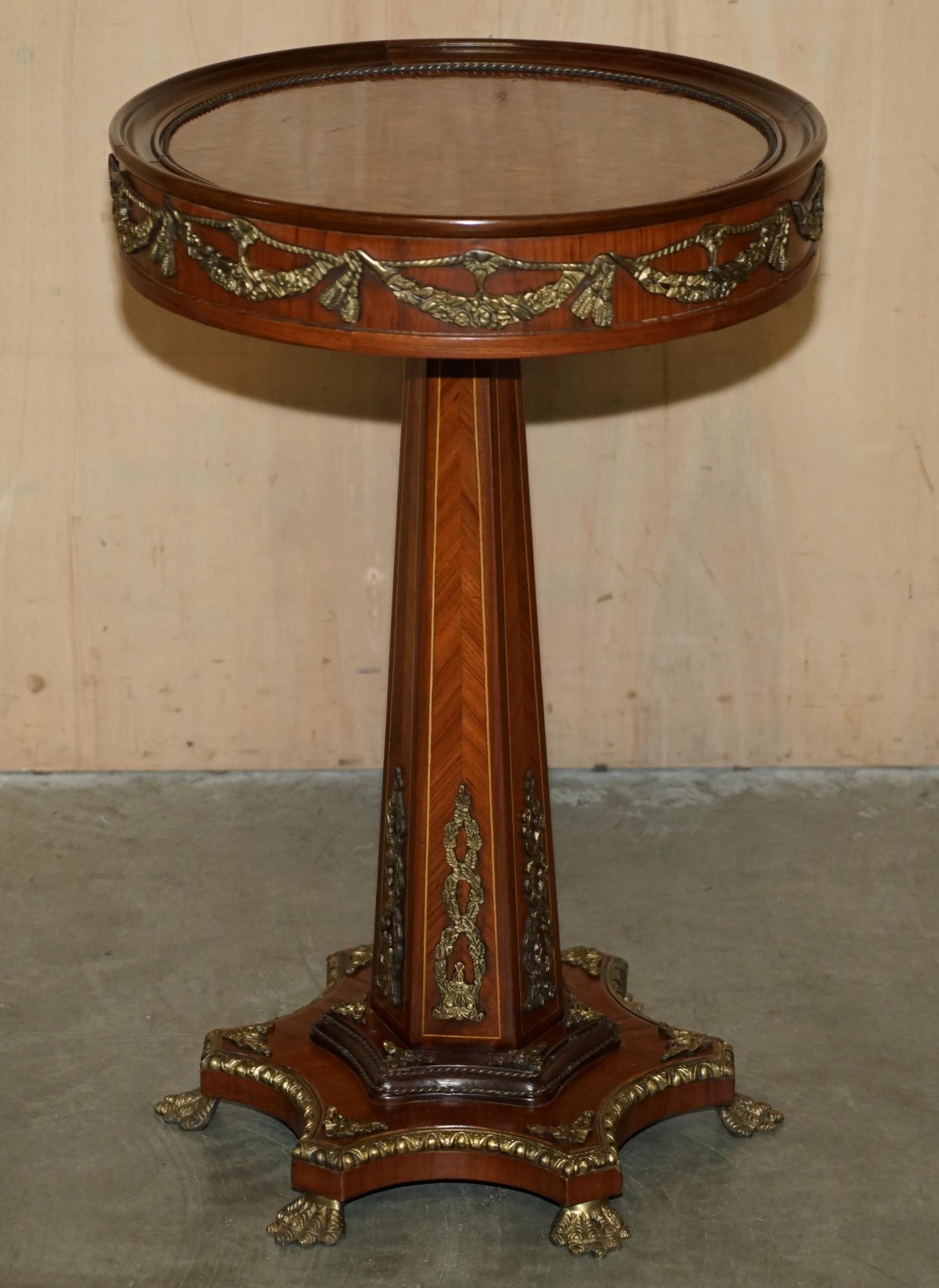 LOVELY PAiR OF FRENCH PARQUEtry WALNUT & GILT BRASS ROUND OCCASIONAL TABLES im Angebot 11