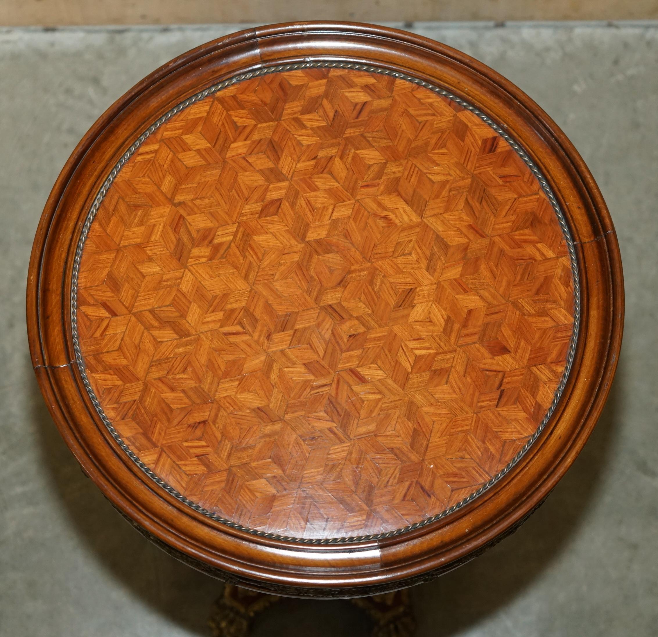 LOVELY PAiR OF FRENCH PARQUEtry WALNUT & GILT BRASS ROUND OCCASIONAL TABLES im Angebot 12