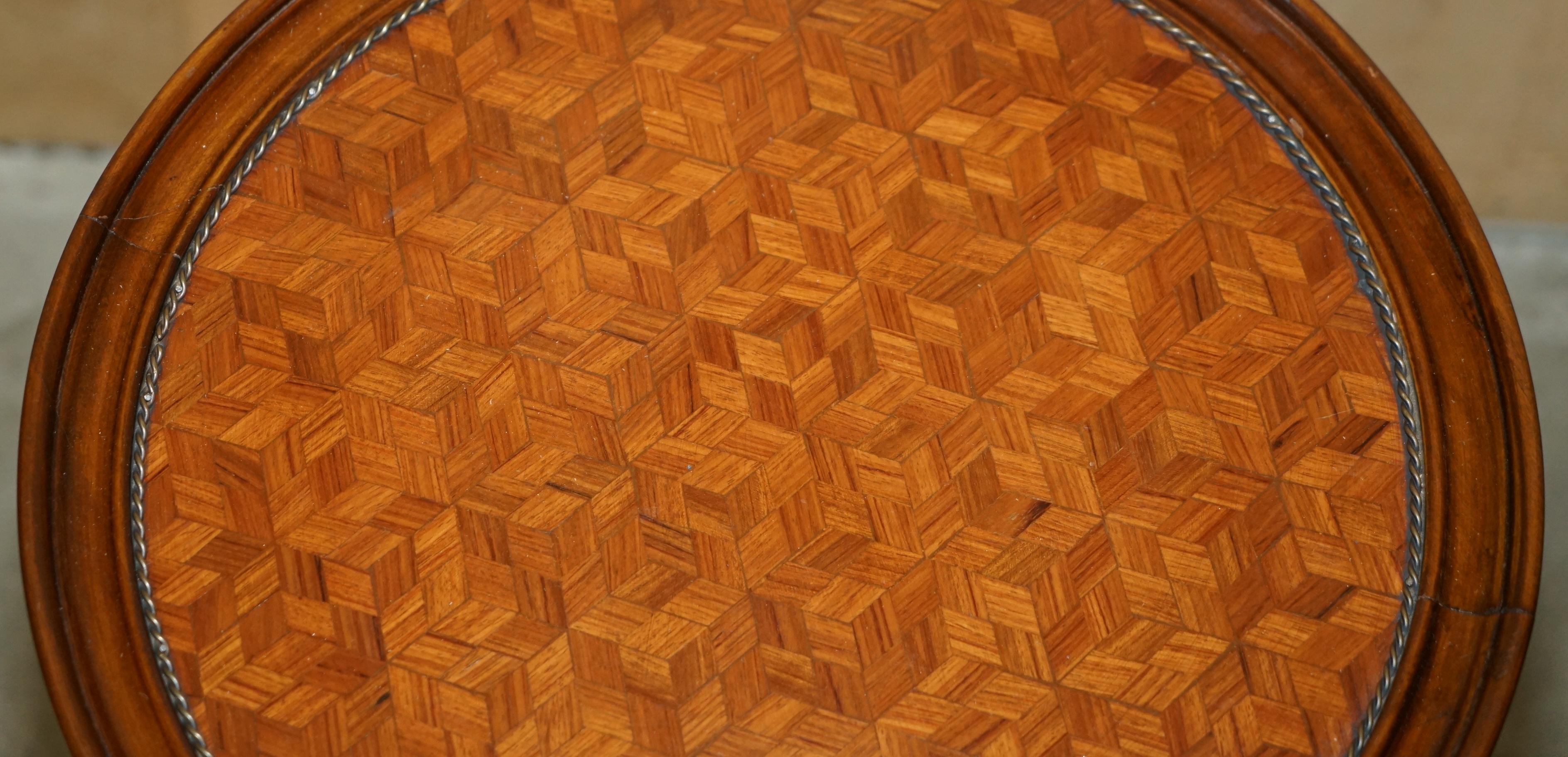 LOVELY PAiR OF FRENCH PARQUEtry WALNUT & GILT BRASS ROUND OCCASIONAL TABLES (Handgefertigt) im Angebot