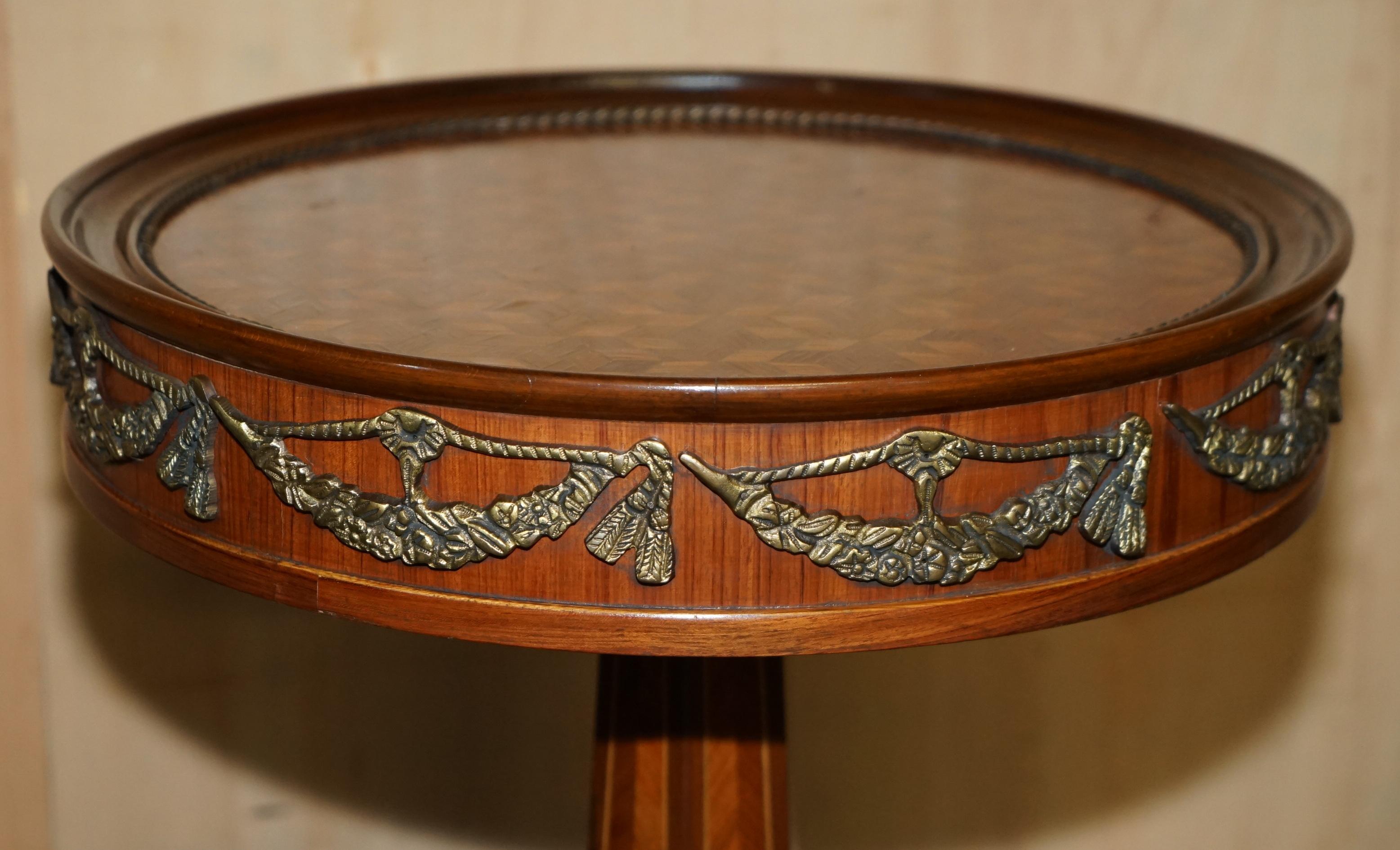 Walnut LOVELY PAiR OF FRENCH PARQUETRY WALNUT & GILT BRASS ROUND OCCASIONAL TABLES For Sale