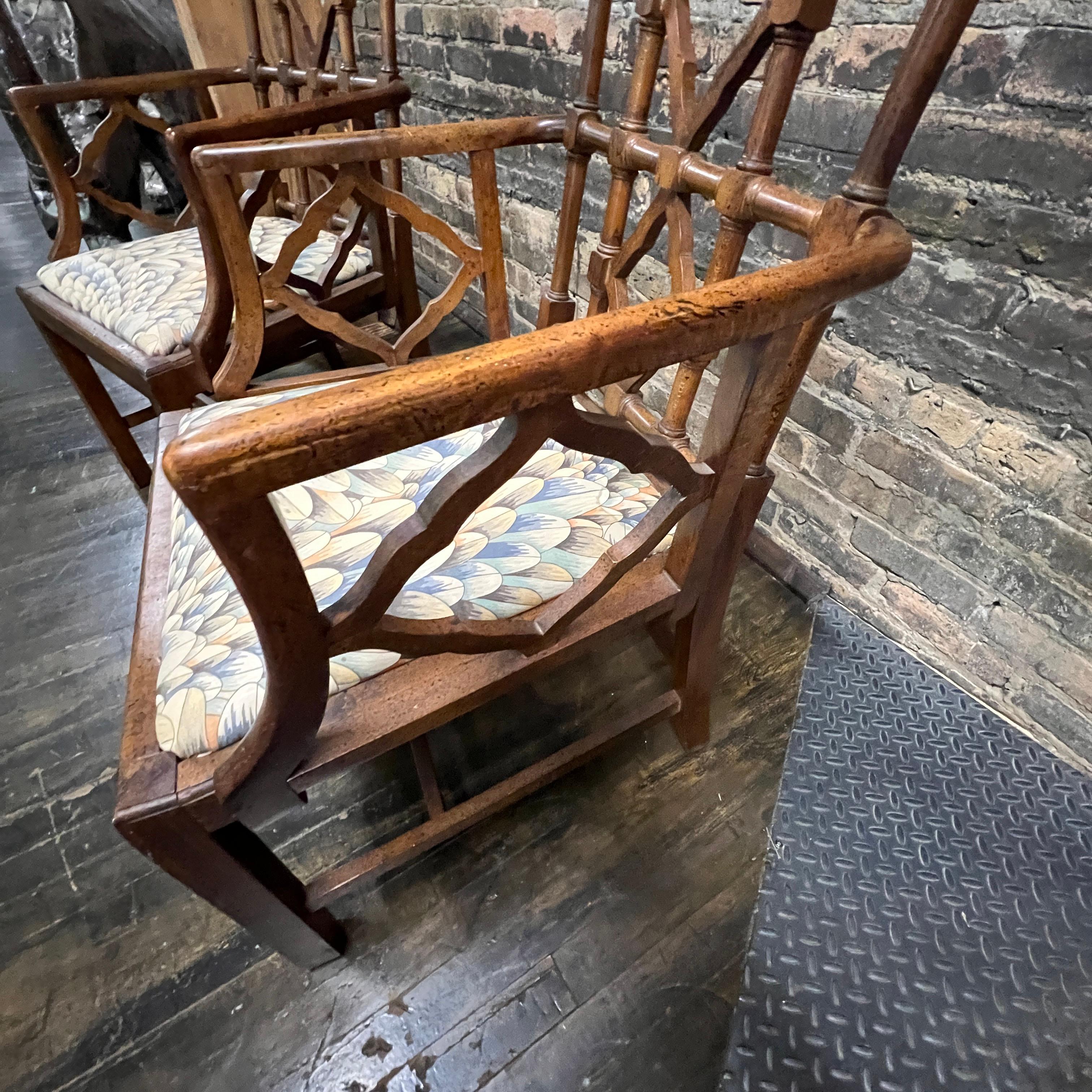 XIX secolo Bella coppia di poltrone Chippendale cinesi in stile 