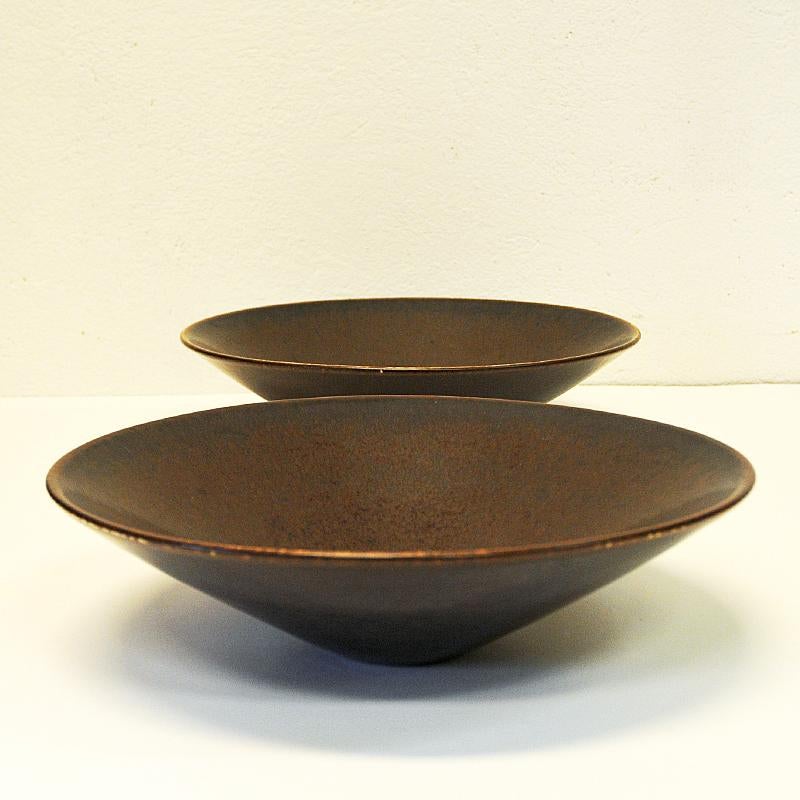 Large and beautiful pair of midcentury stoneware ceramic bowls with a rustic look by designer Carl Harry Stålhane for Rörstrand, Sweden 1950s. A lovely vintage bowl suitable for fruits etc in your kitchen or just for your collection. 
Measures: 9