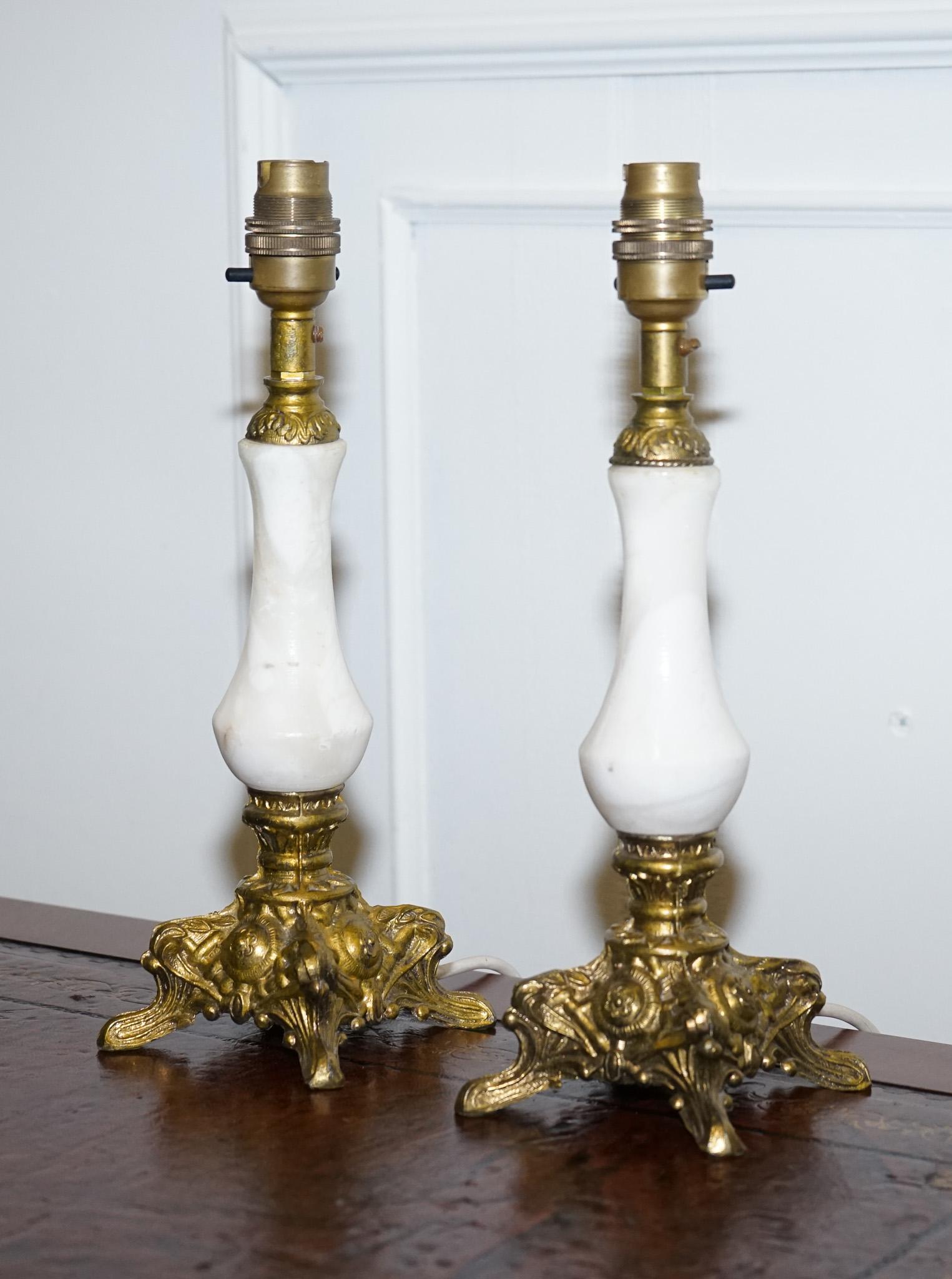 British LOVELY PAiR OF GOLD AND ONYX SMALL TABLE LAMPS For Sale