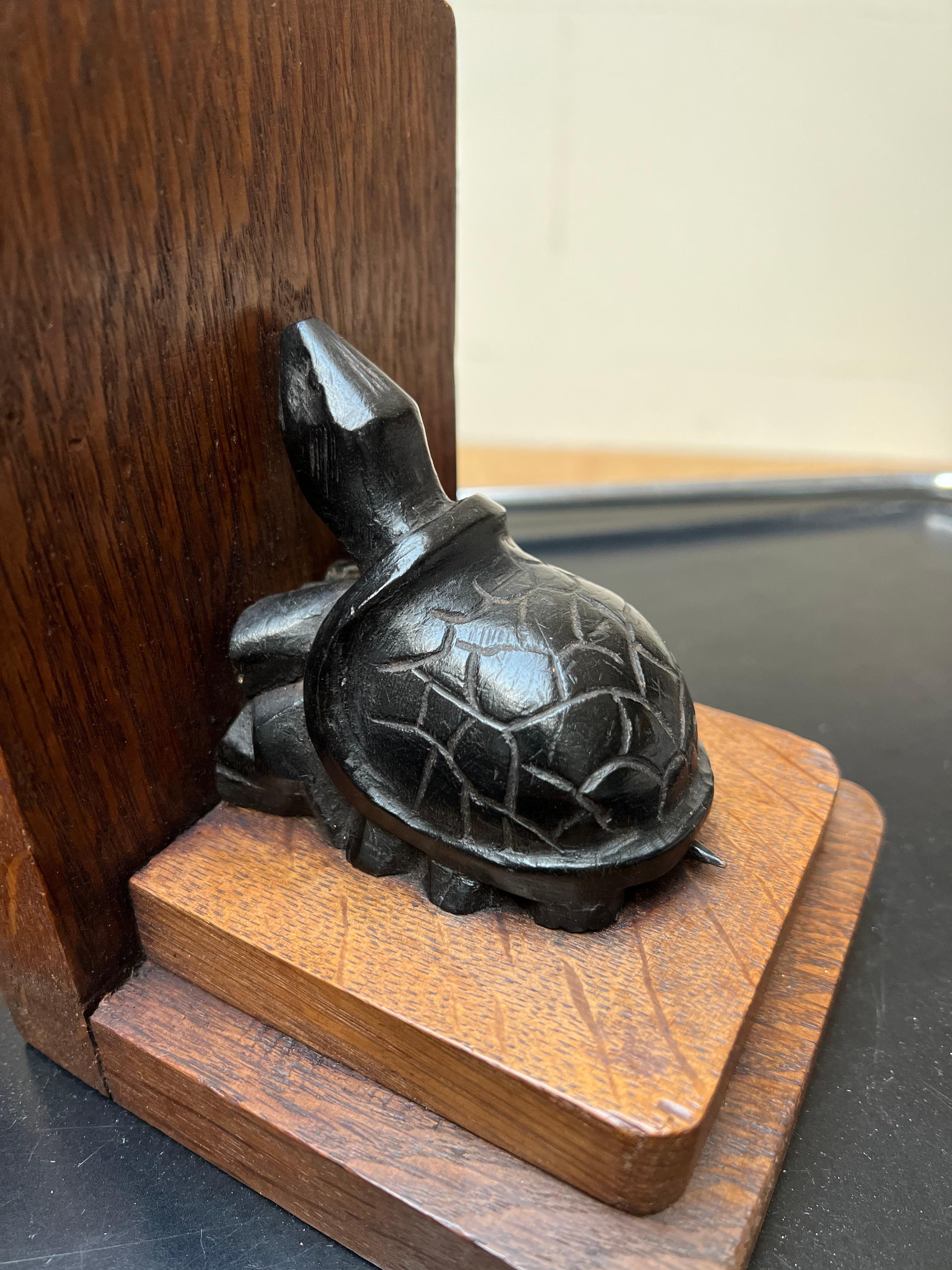 Schönes Paar handgeschnitzter Art-Déco-Schildkrötenskulpturen aus Eichenholz-Buchstützen im Angebot 5