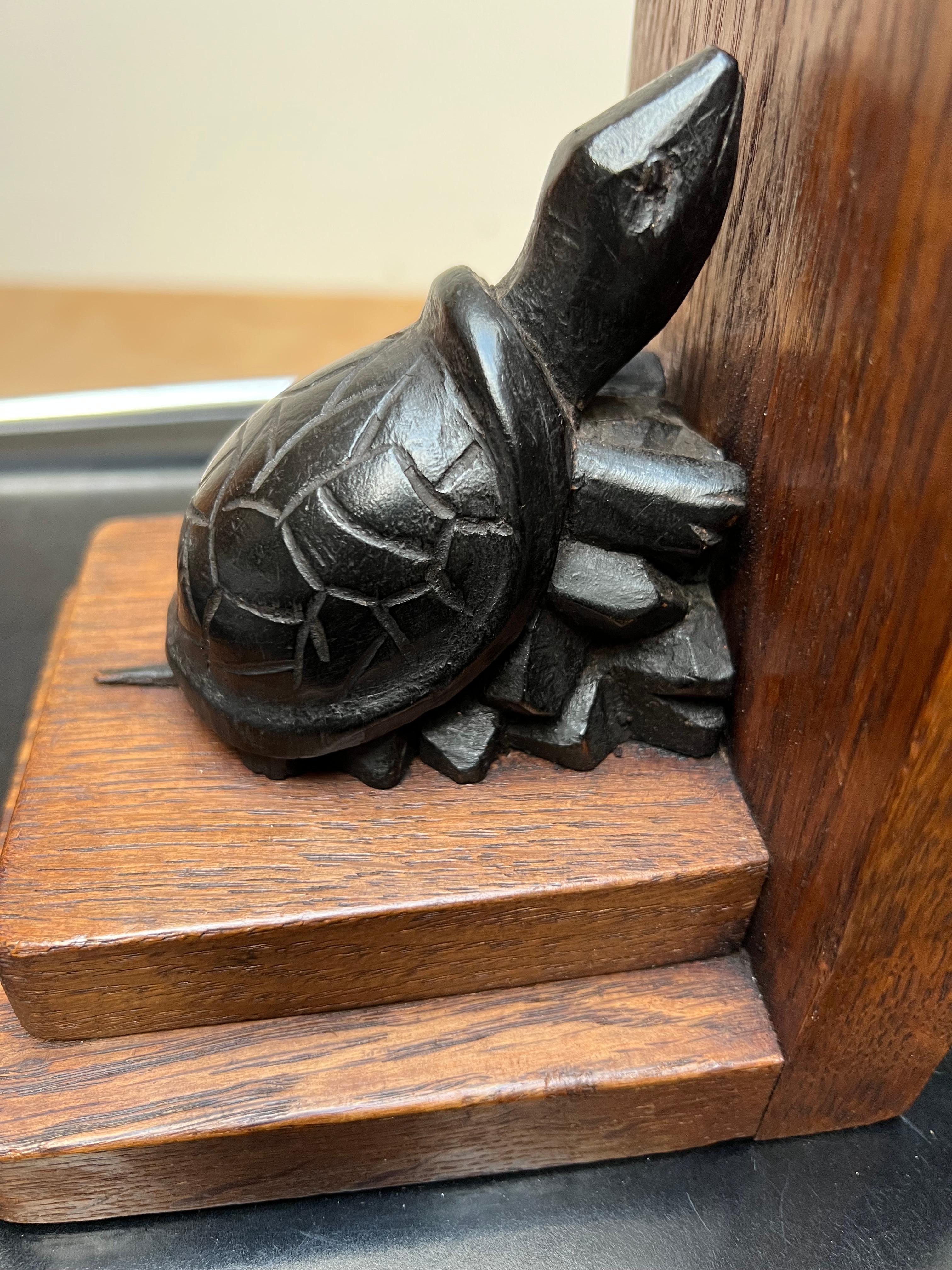 Schönes Paar handgeschnitzter Art-Déco-Schildkrötenskulpturen aus Eichenholz-Buchstützen (Europäisch) im Angebot