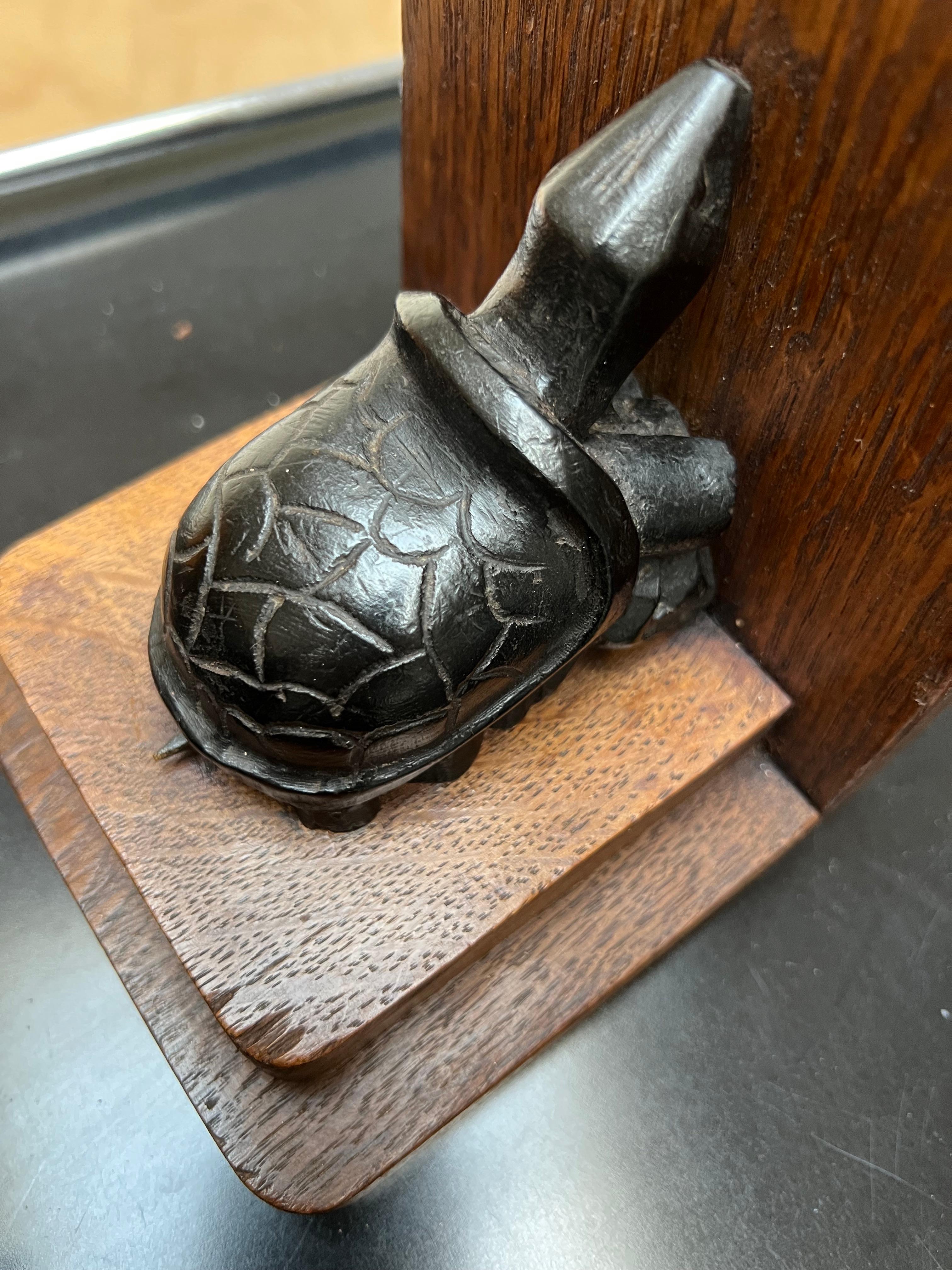 Schönes Paar handgeschnitzter Art-Déco-Schildkrötenskulpturen aus Eichenholz-Buchstützen (Handgeschnitzt) im Angebot