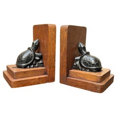 Schönes Paar handgeschnitzter Art-Déco-Schildkrötenskulpturen aus Eichenholz-Buchstützen