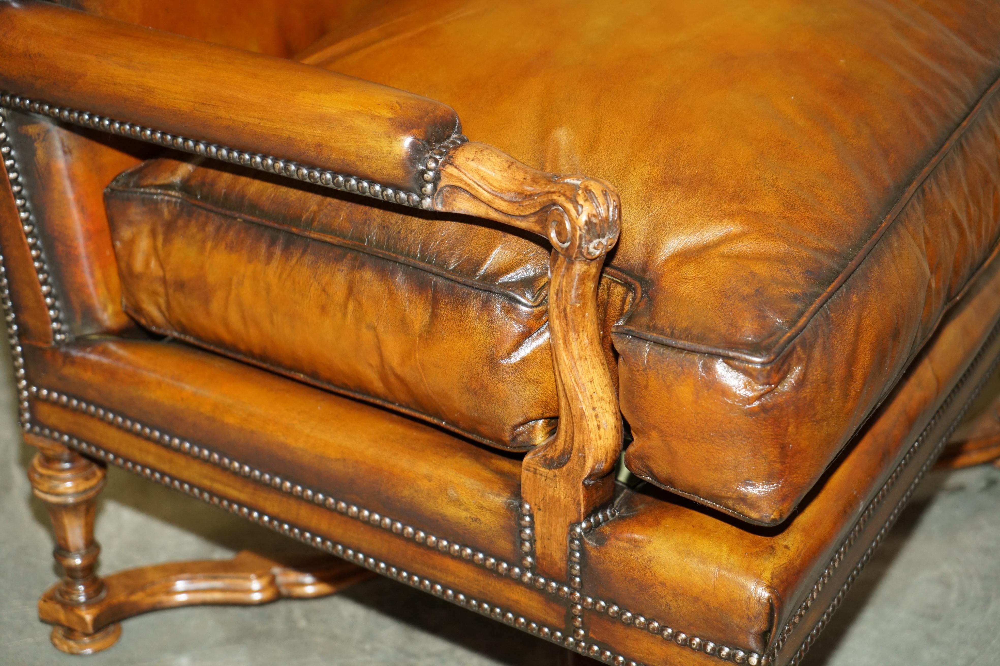 LOVELY PAIR OF HAND DYED CIGAR BROWN LEATHER LIBRARY ARMCHAIRS WiTH OTTOMAN For Sale 2