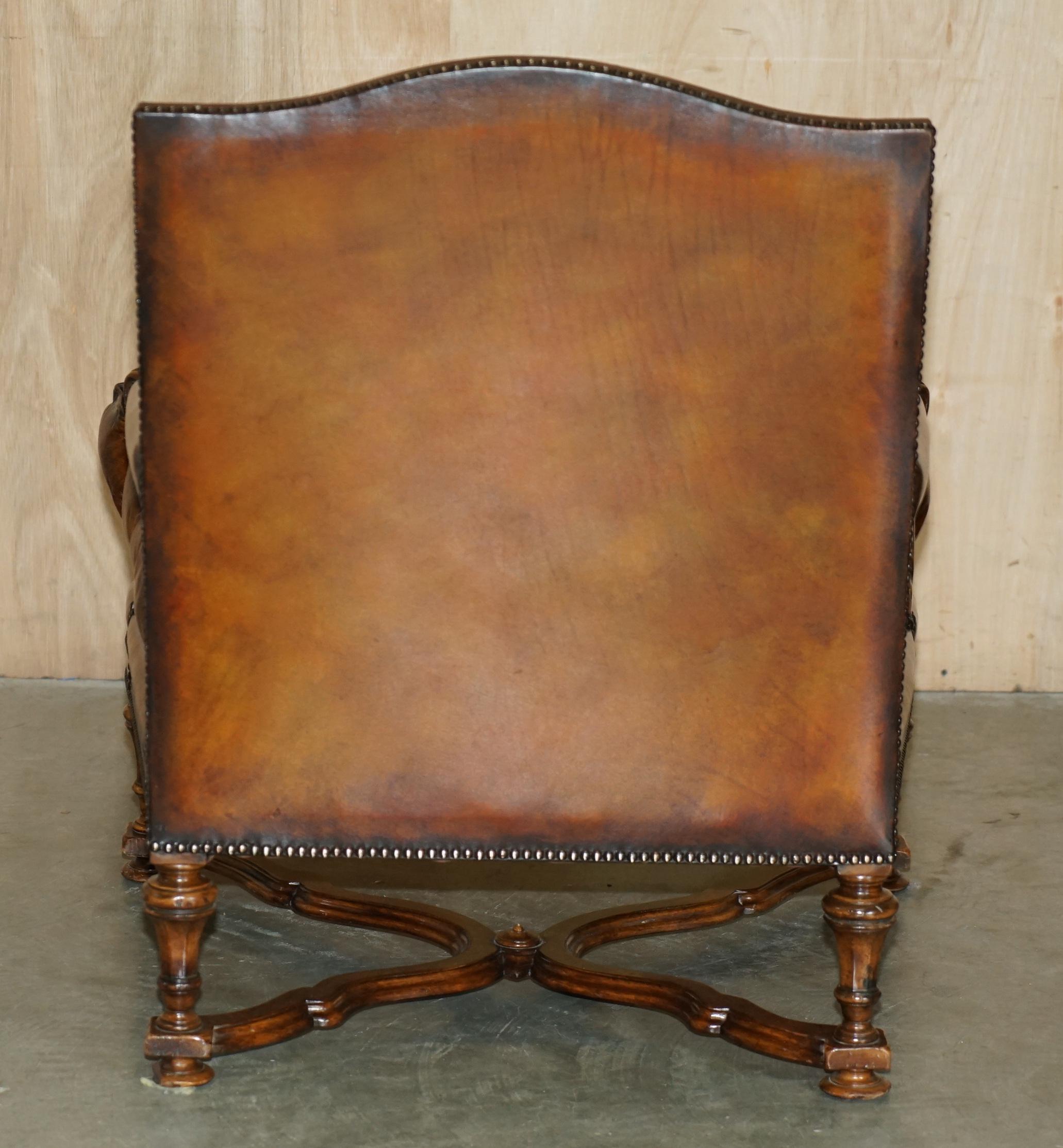 LOVELY PAIR OF HAND DYED CIGAR BROWN LEATHER LIBRARY ARMCHAIRS WiTH OTTOMAN For Sale 4