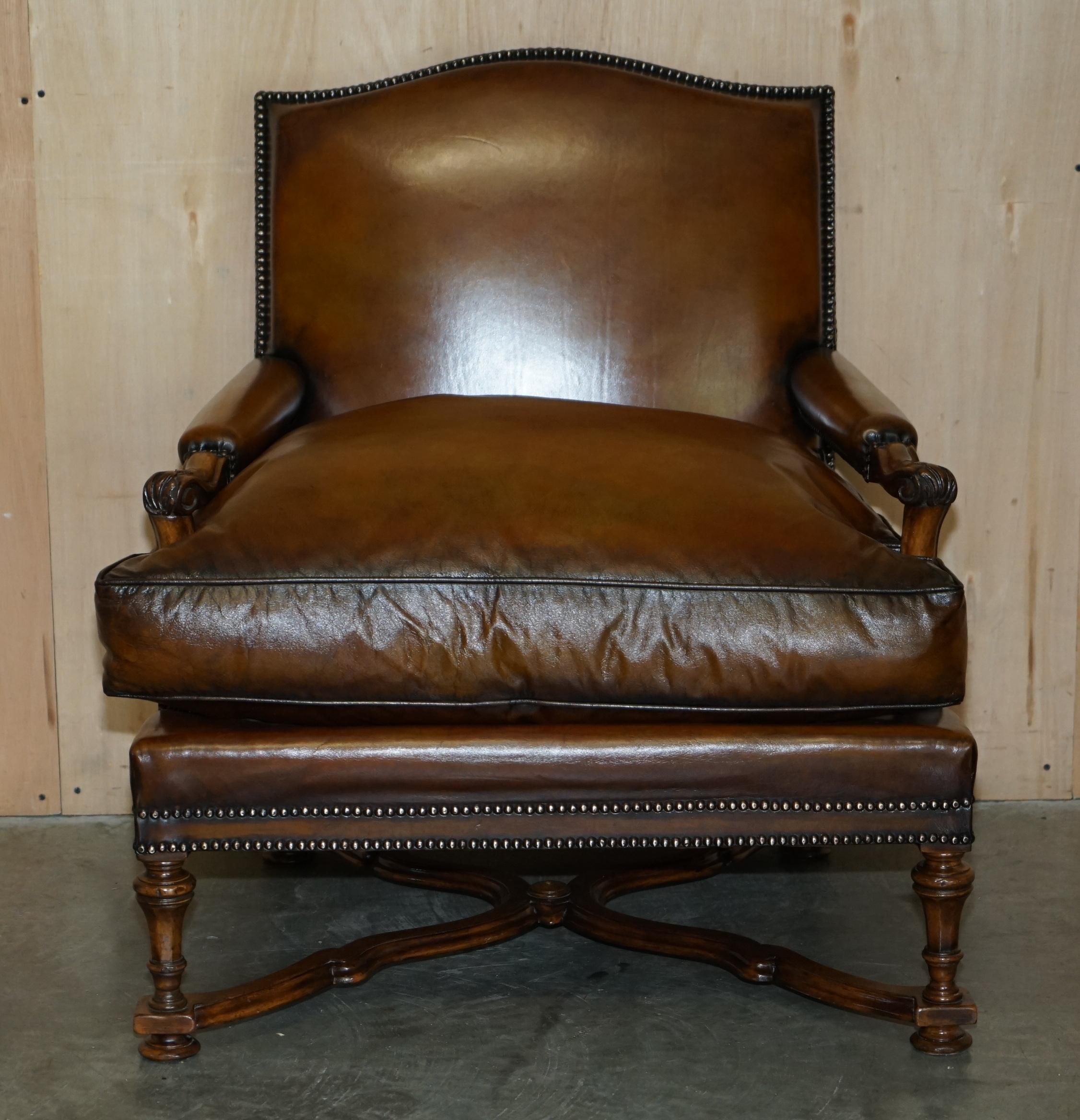 LOVELY PAIR OF HAND DYED CIGAR BROWN LEATHER LIBRARY ARMCHAIRS WiTH OTTOMAN For Sale 6