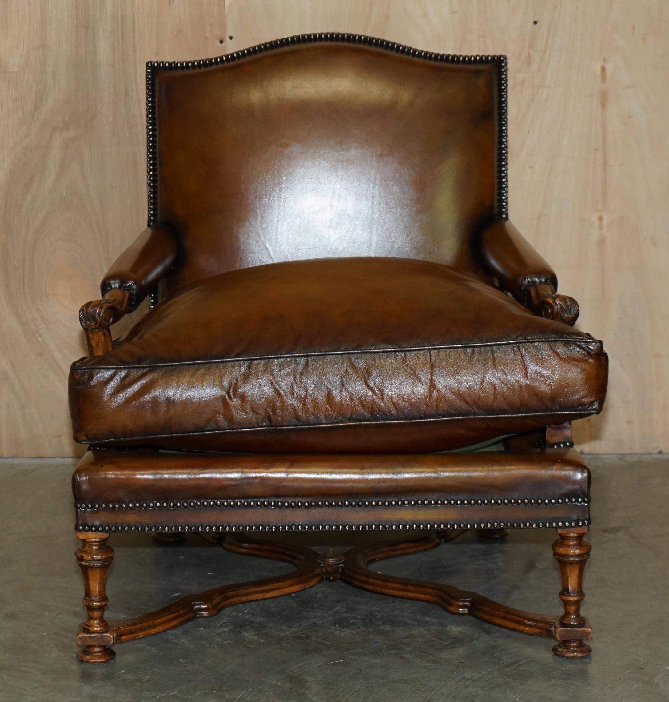English LOVELY PAIR OF HAND DYED CIGAR BROWN LEATHER LIBRARY ARMCHAIRS WiTH OTTOMAN For Sale