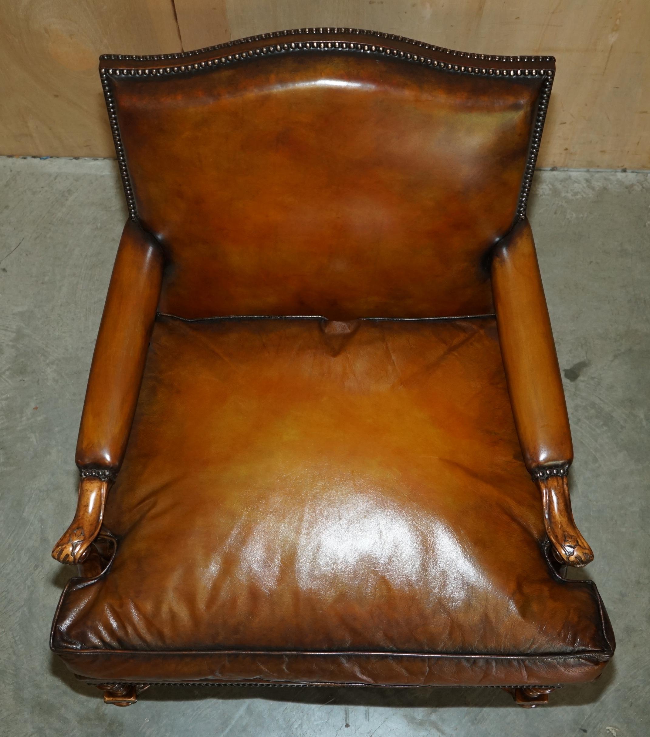 LOVELY PAIR OF HAND DYED CIGAR BROWN LEATHER LIBRARY ARMCHAIRS WiTH OTTOMAN In Good Condition For Sale In West Sussex, Pulborough