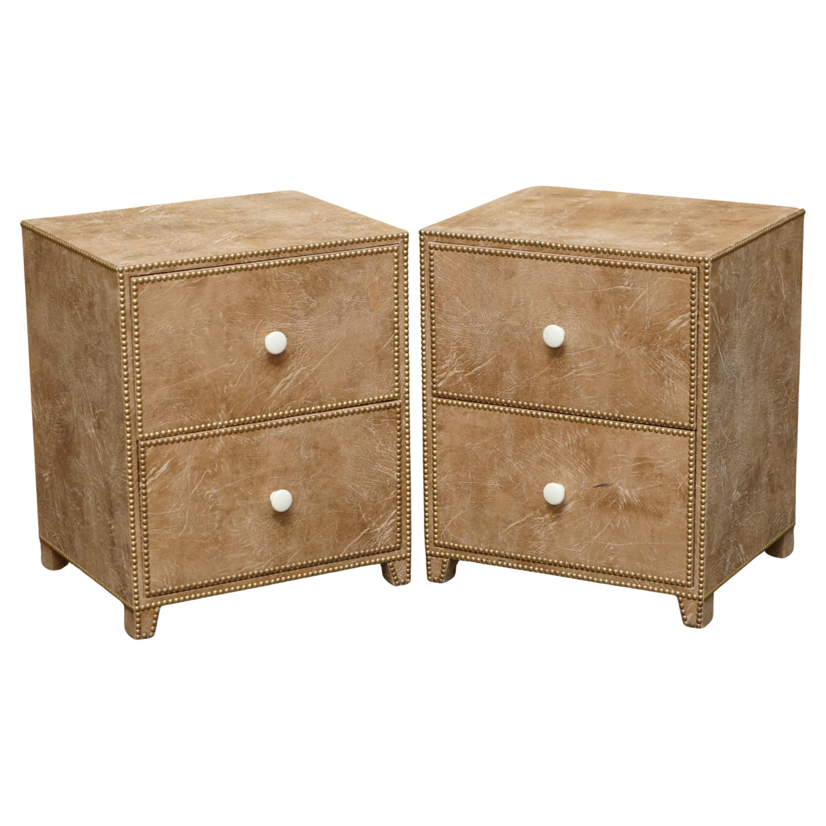 Bellissimo tavolo da notte in pelle marrone con cassetti per il tavolo da letto laterale e per il tavolo da pranzo.