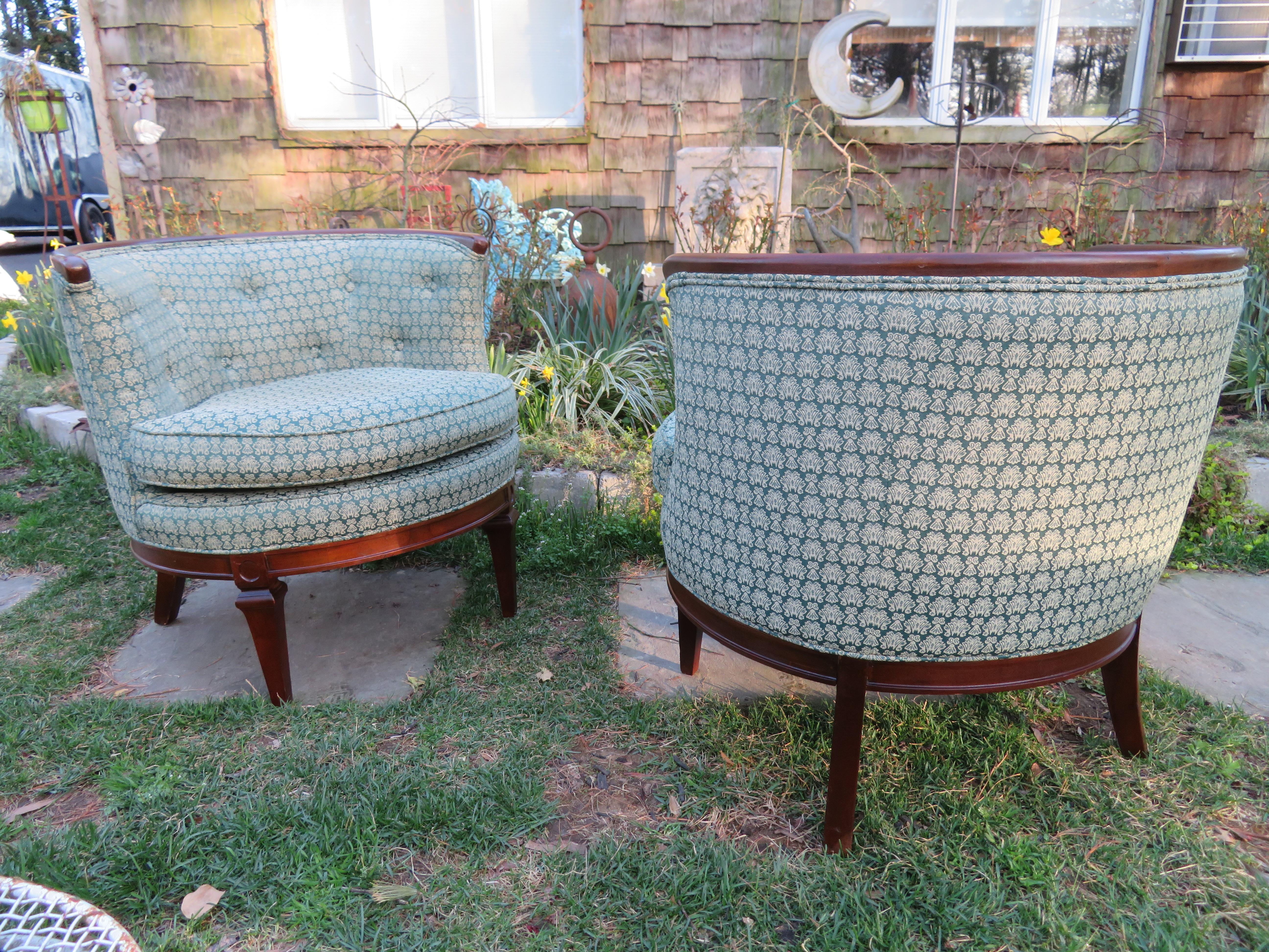 Lovely Pair of Hollywood Regency Barrel Back Lounge Chairs In Good Condition In Pemberton, NJ