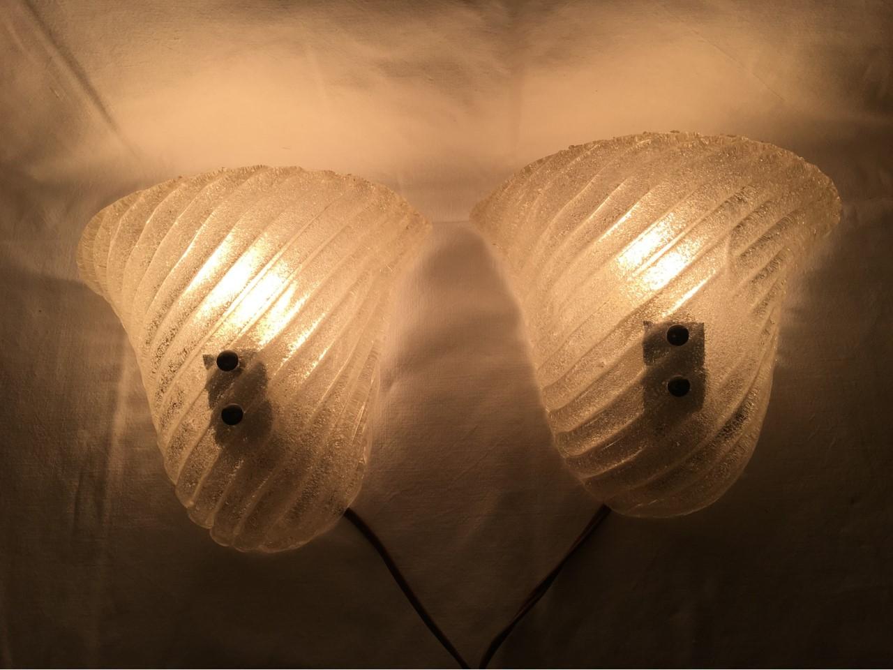 A charming, very nice pair of Italian Murano glass striped ice glass sconces in the style of Barovier and Toso. They definitely reflect the chic Murano glass lighting of the 1960s. Each fixture requires one European style E 27 candelabra style bulb