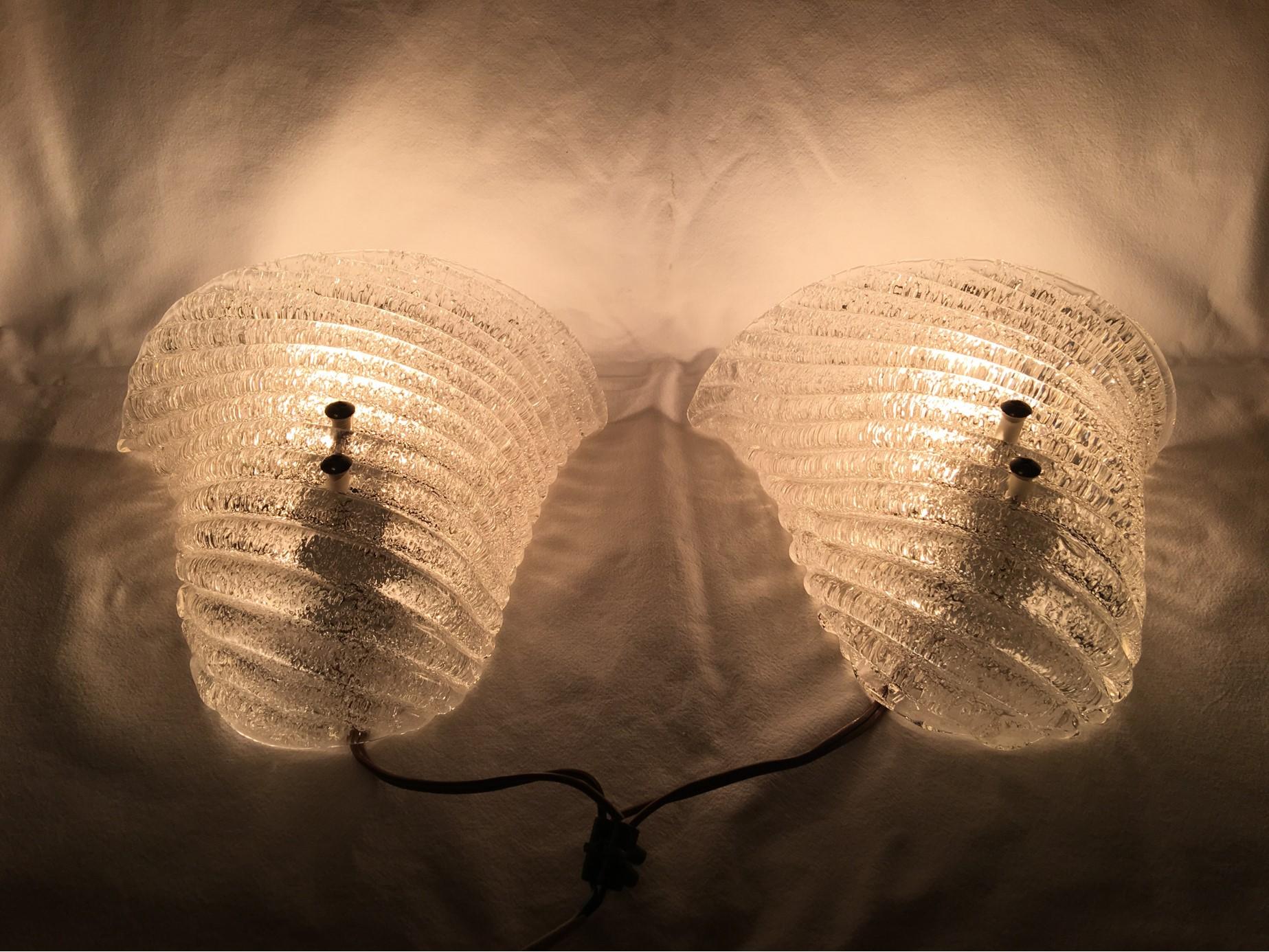 Lovely Pair of Italian Murano Glass Striped Ice Glass Sconces In Good Condition For Sale In Frisco, TX