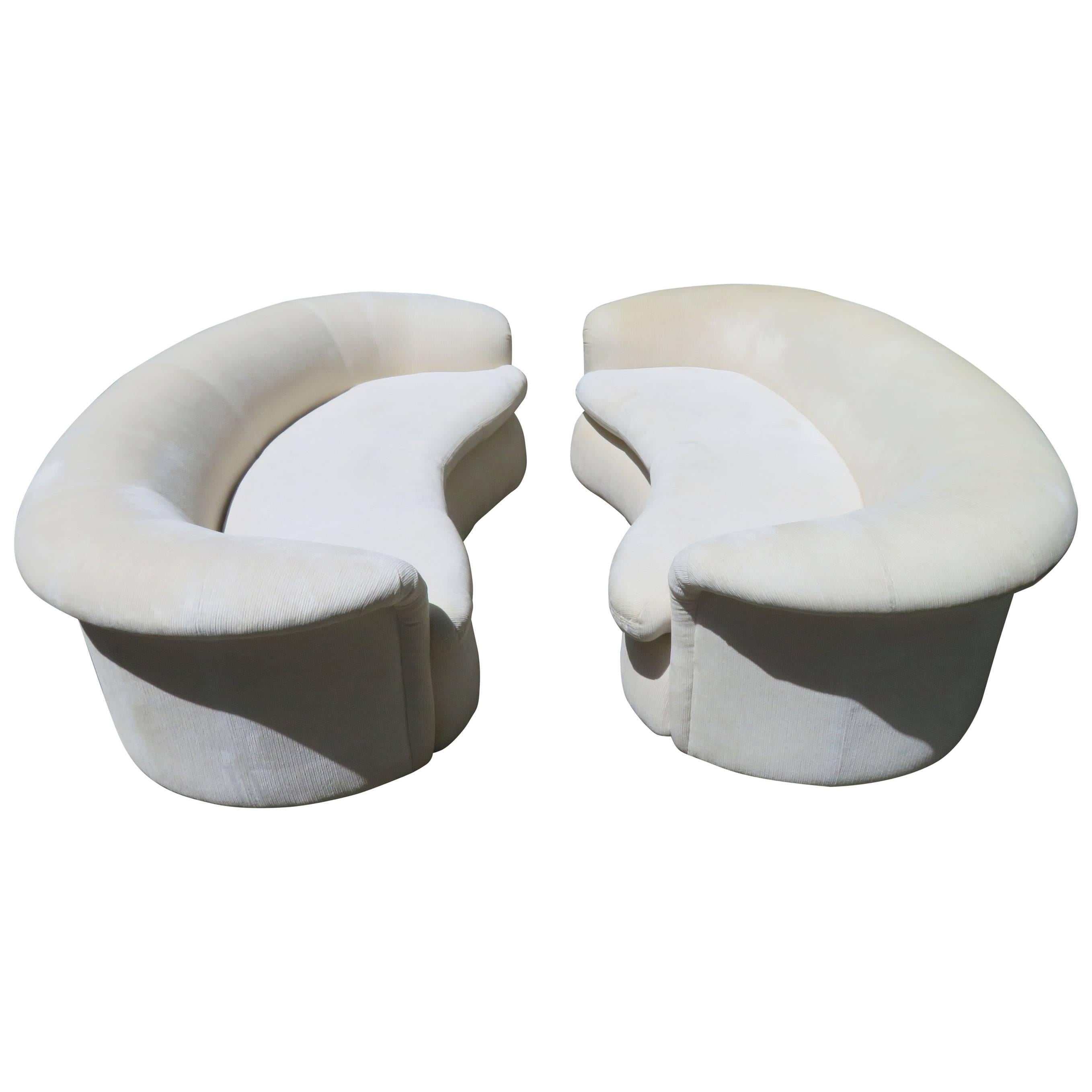 Precioso par de sofás curvados con forma de riñón Mid-Century Modern