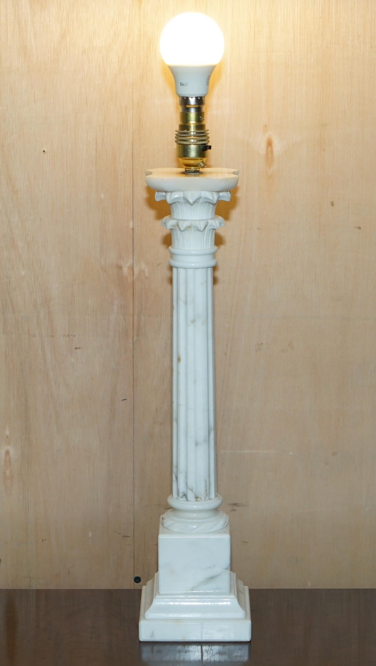 LOVELY PAIR OF LARGE ViNTAGE MADE IN ITALY MARBLE CORINTHIAN PILLAR TABLE LAMPS For Sale 6