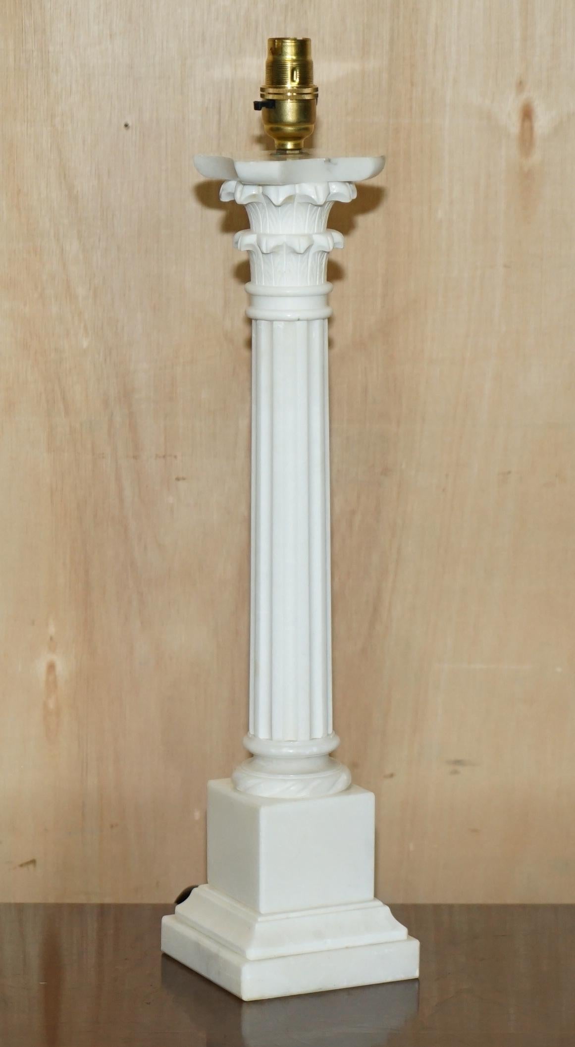LOVELY PAIR OF LARGE ViNTAGE MADE IN ITALY MARBLE CORINTHIAN PILLAR TABLE LAMPS For Sale 8