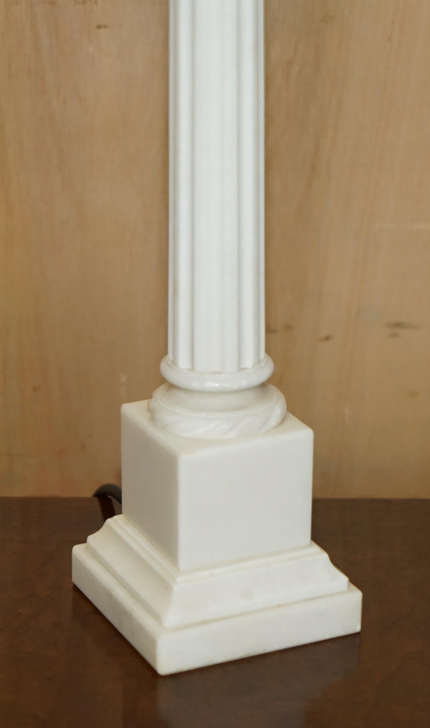 LOVELY PAIR OF LARGE ViNTAGE MADE IN ITALY MARBLE CORINTHIAN PILLAR TABLE LAMPS For Sale 10