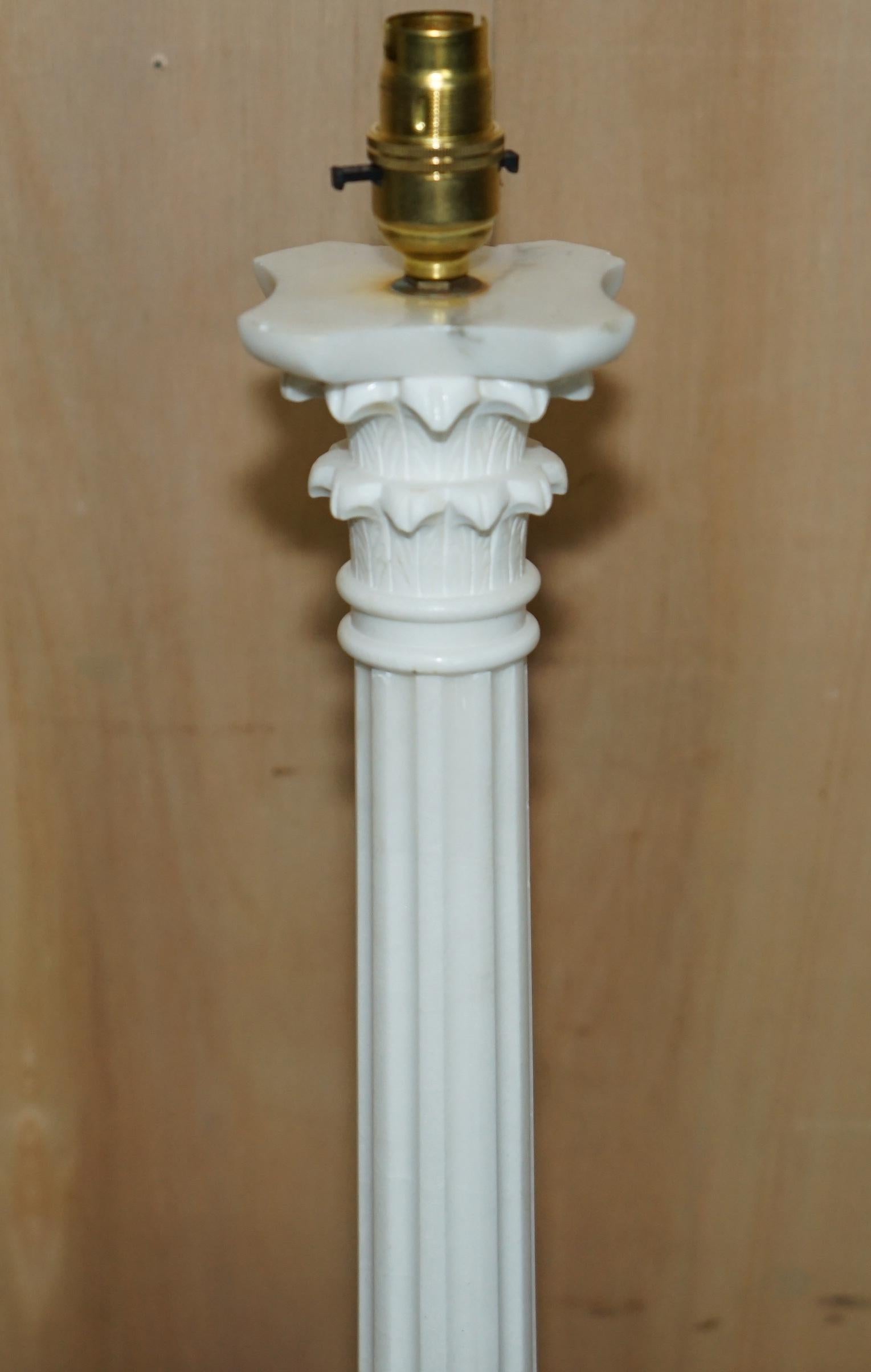 LOVELY PAIR OF LARGE ViNTAGE MADE IN ITALY MARBLE CORINTHIAN PILLAR TABLE LAMPS For Sale 11