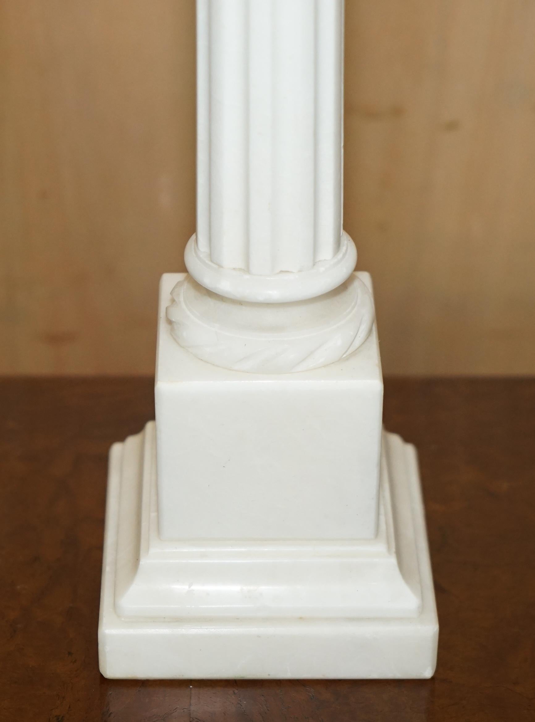 LOVELY PAIR OF LARGE ViNTAGE MADE IN ITALY MARBLE CORINTHIAN PILLAR TABLE LAMPS For Sale 12