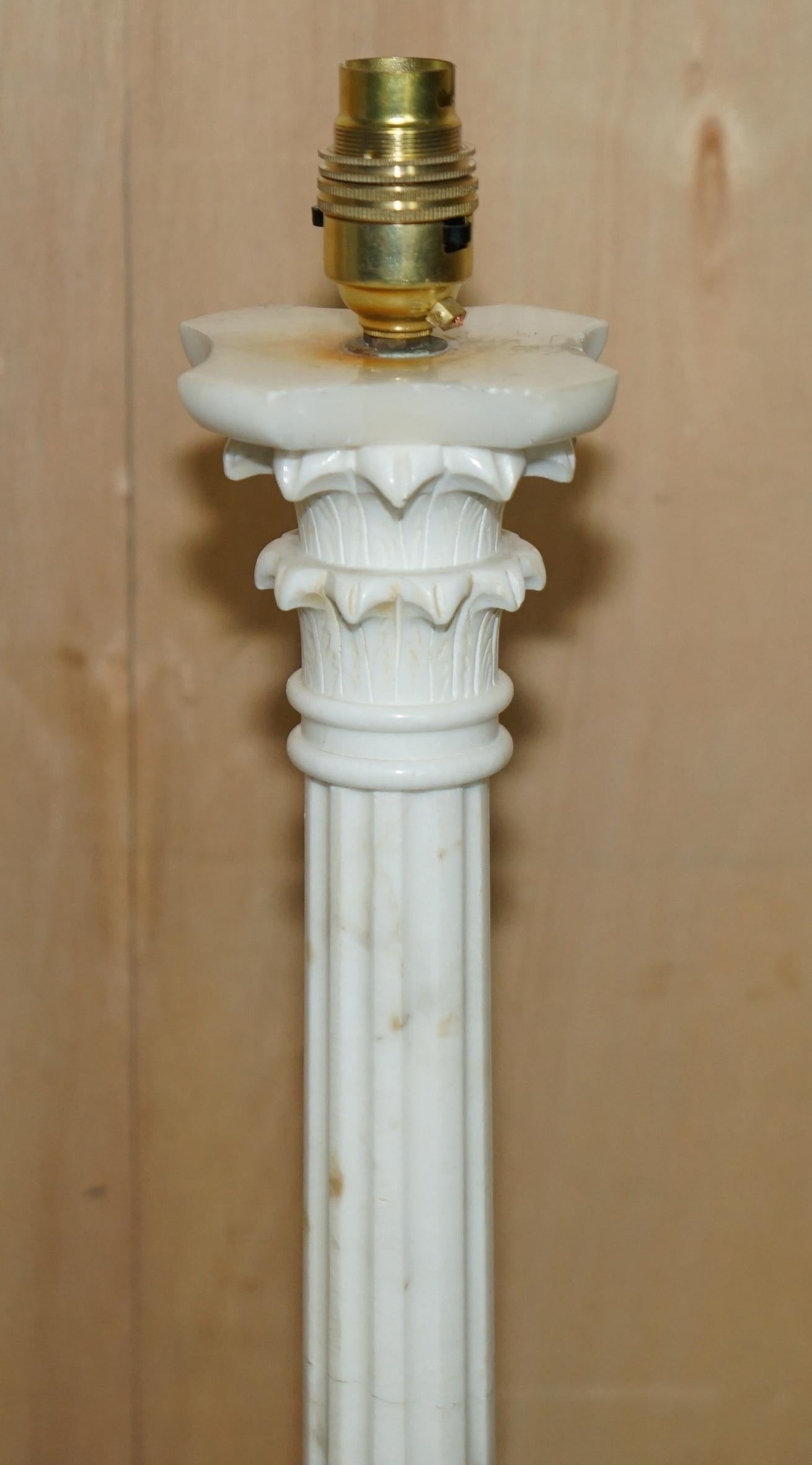 LOVELY PAIR OF LARGE ViNTAGE MADE IN ITALY MARBLE CORINTHIAN PILLAR TABLE LAMPS For Sale 1